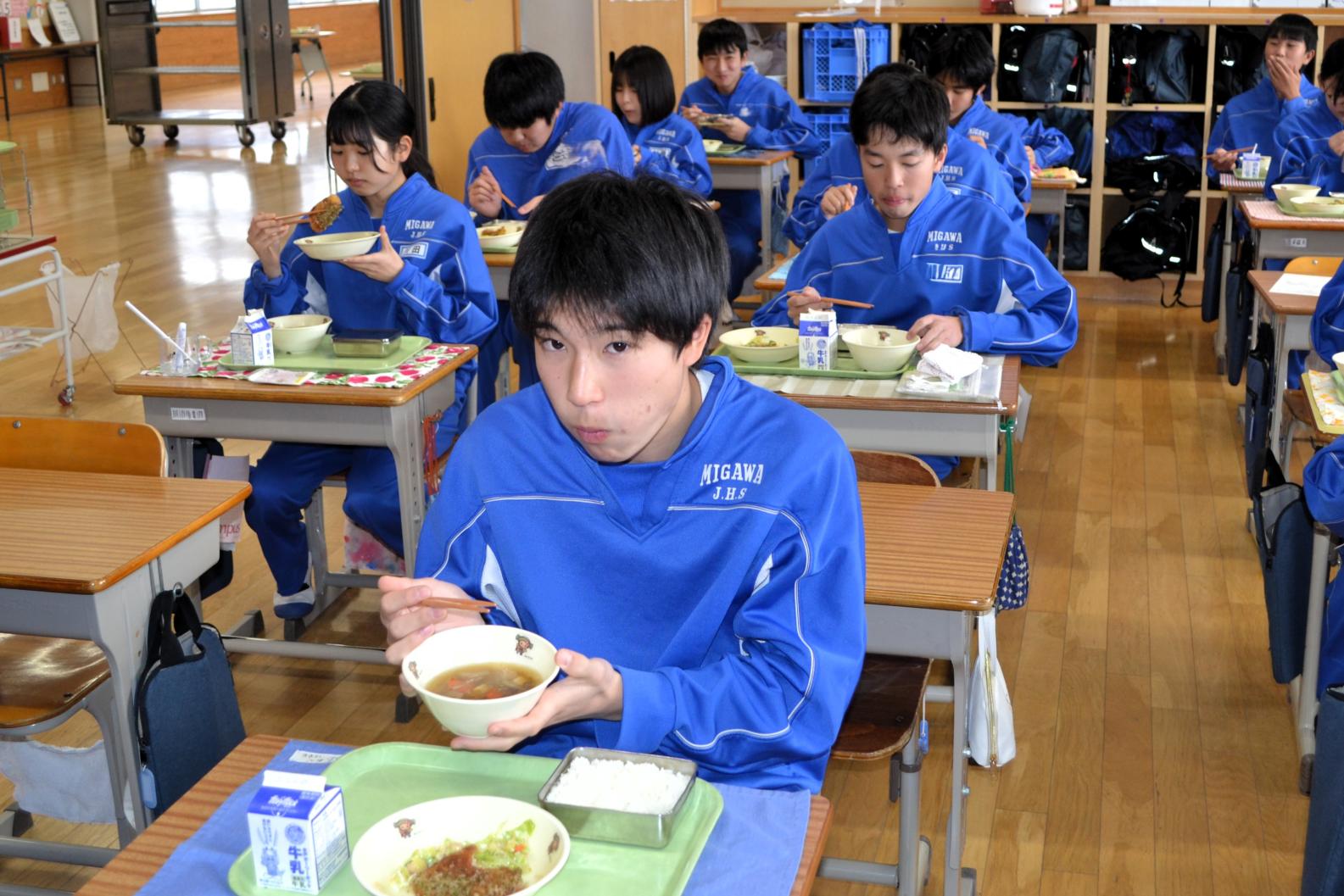 04 みんなモリモリ食べています