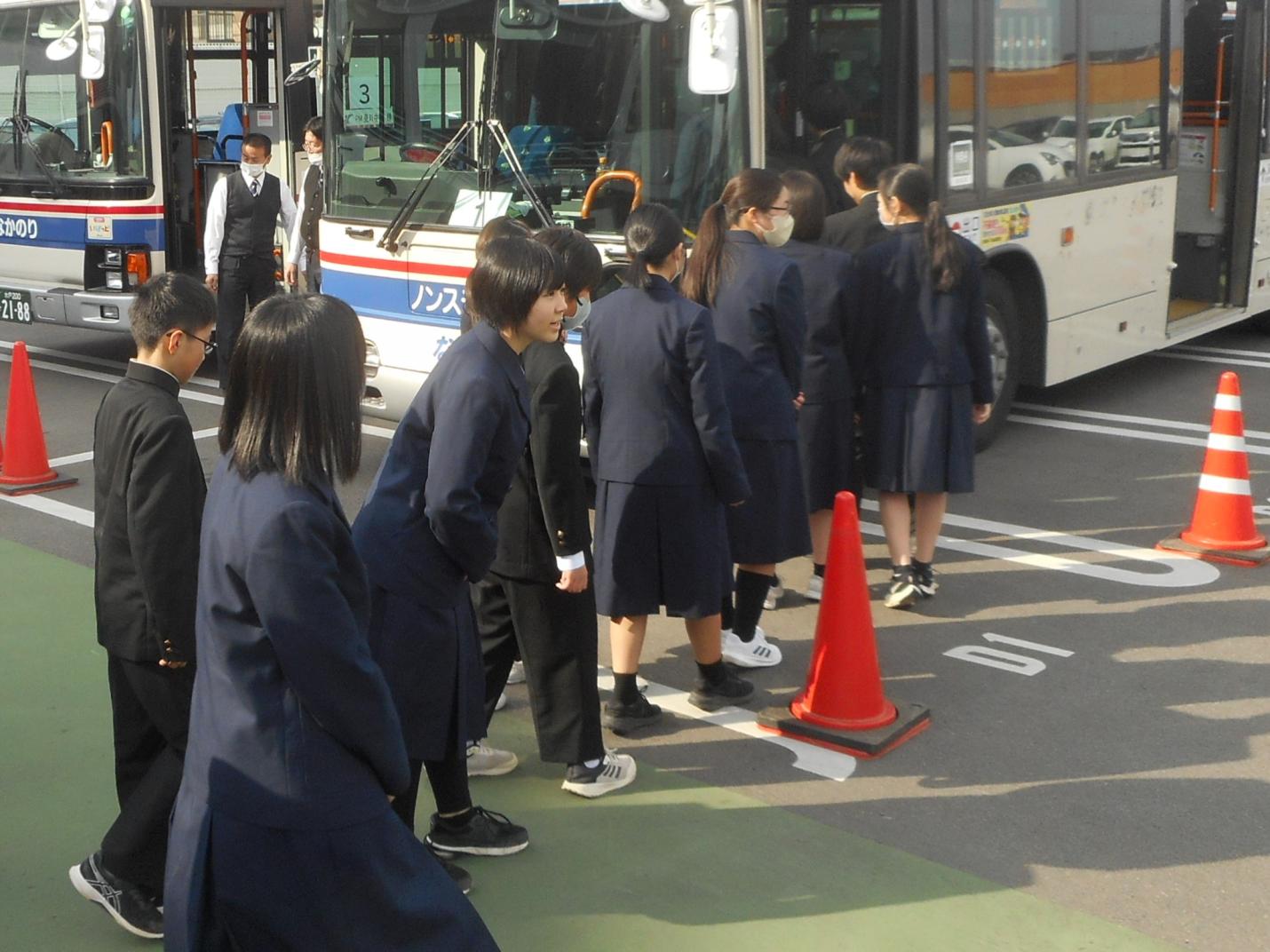 03 運転士さんにしっかりあいさつして乗り込みます