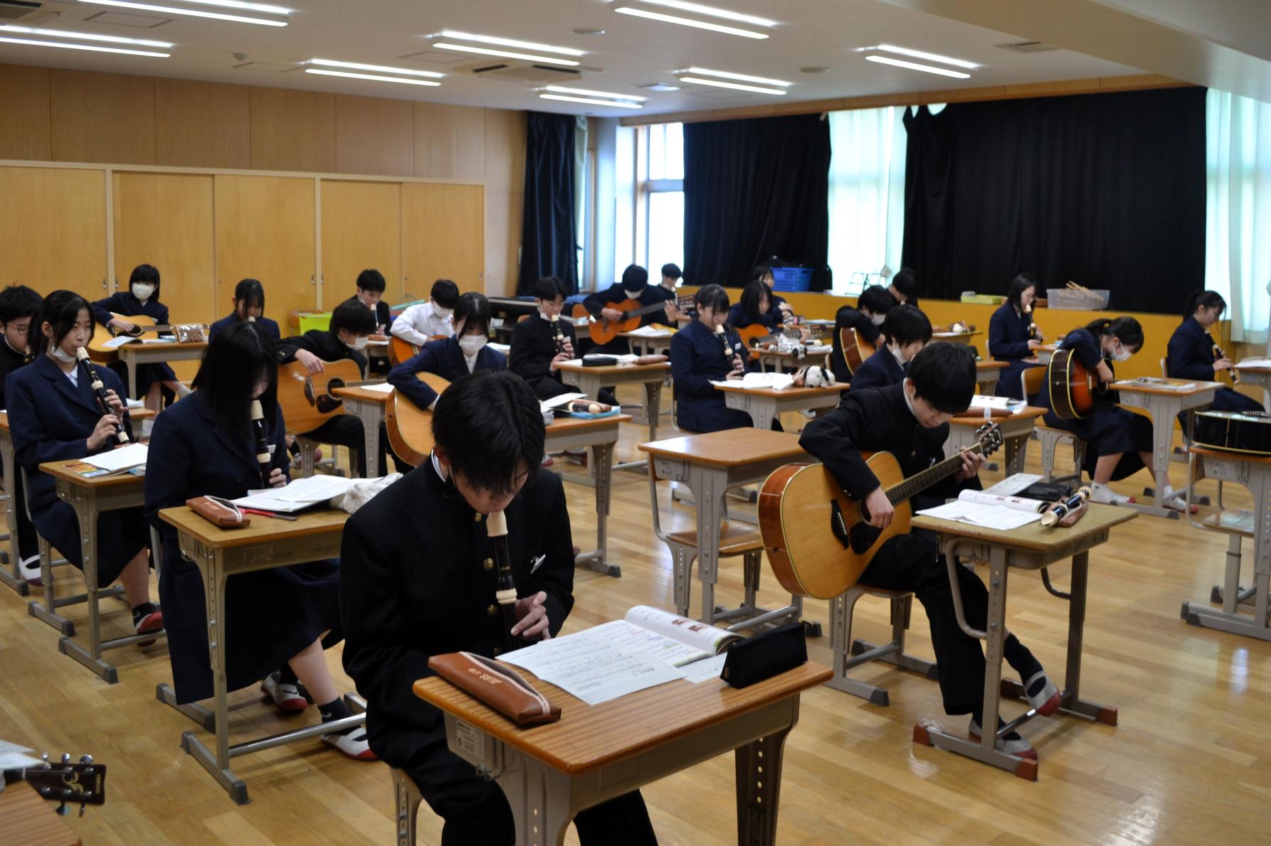 02 リコーダーとギターのアンサンブルです