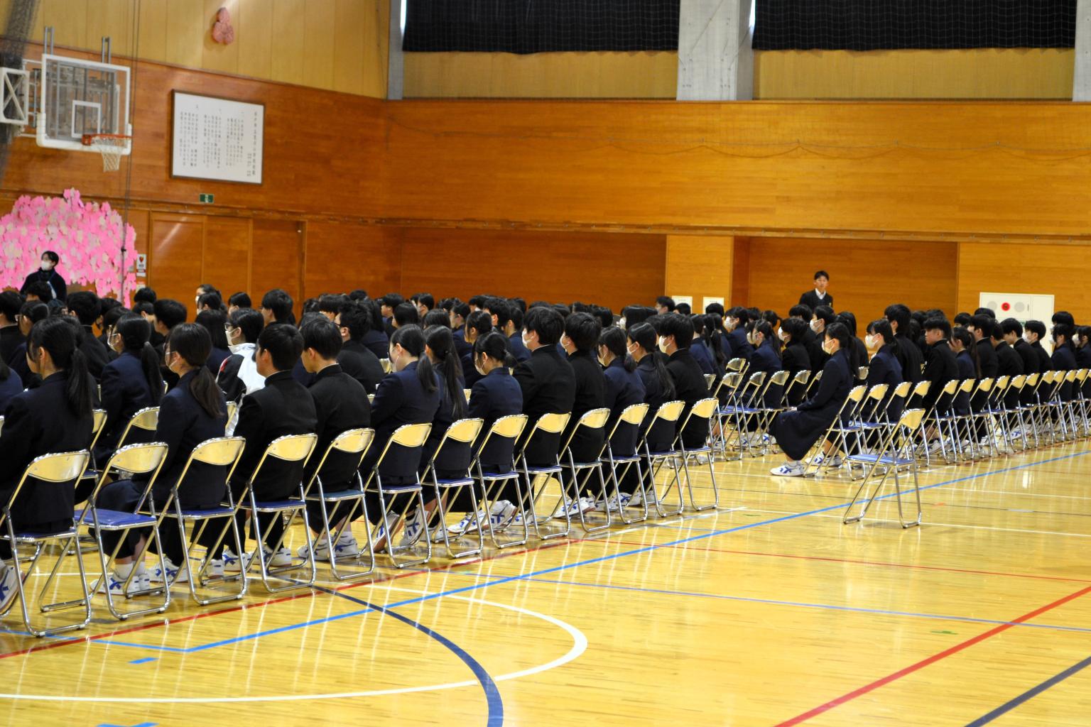 03 よい姿勢で参列しています 03 よい姿勢で参列しています