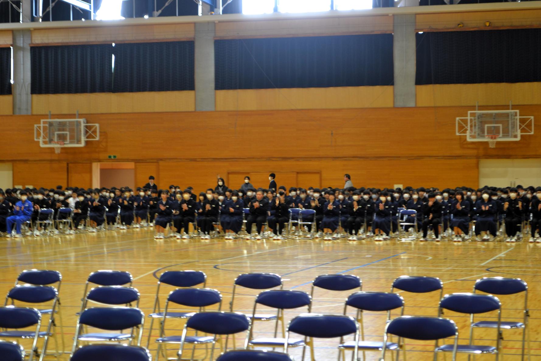 01 在校生の拍手に迎えられて入場です