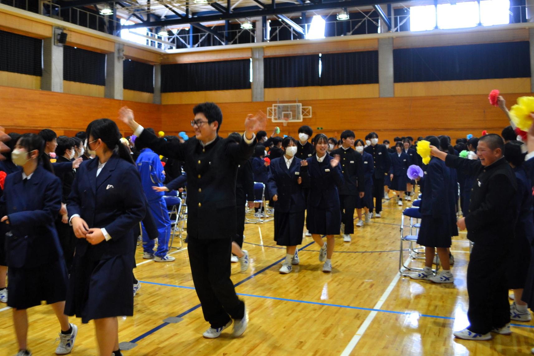 03 ３年生も笑顔でこたえています