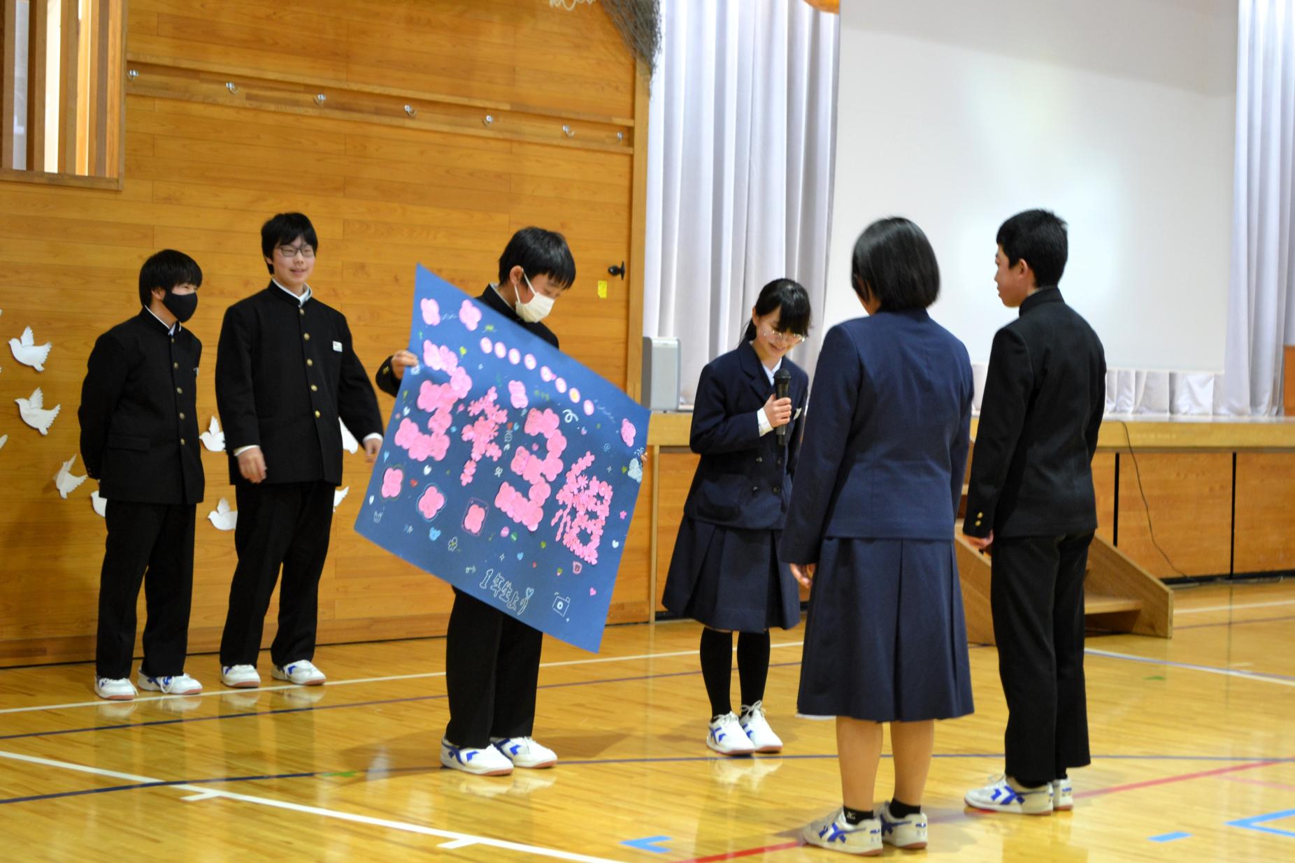 08 寄せ書きはクラスごとの工夫がありました
