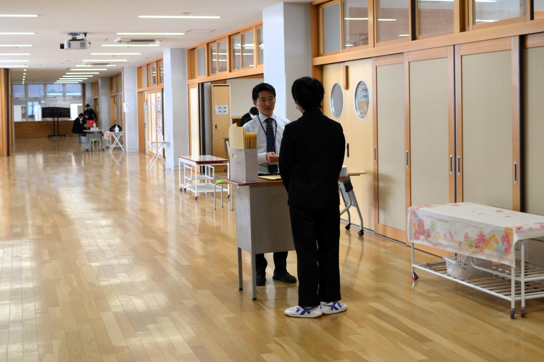 01 担任の先生から通知票を手渡されました