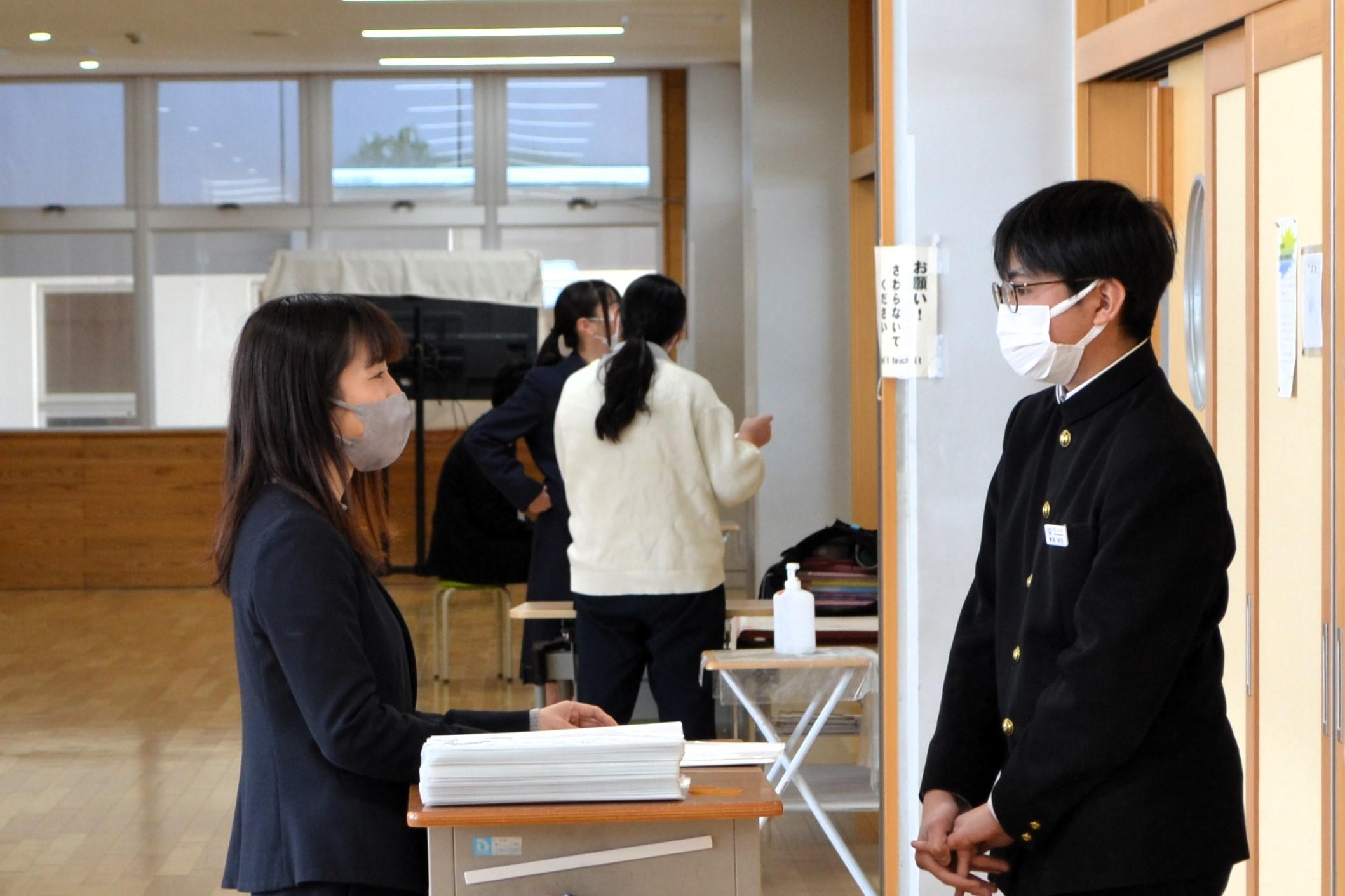 02 言葉を交わしながらの手渡し