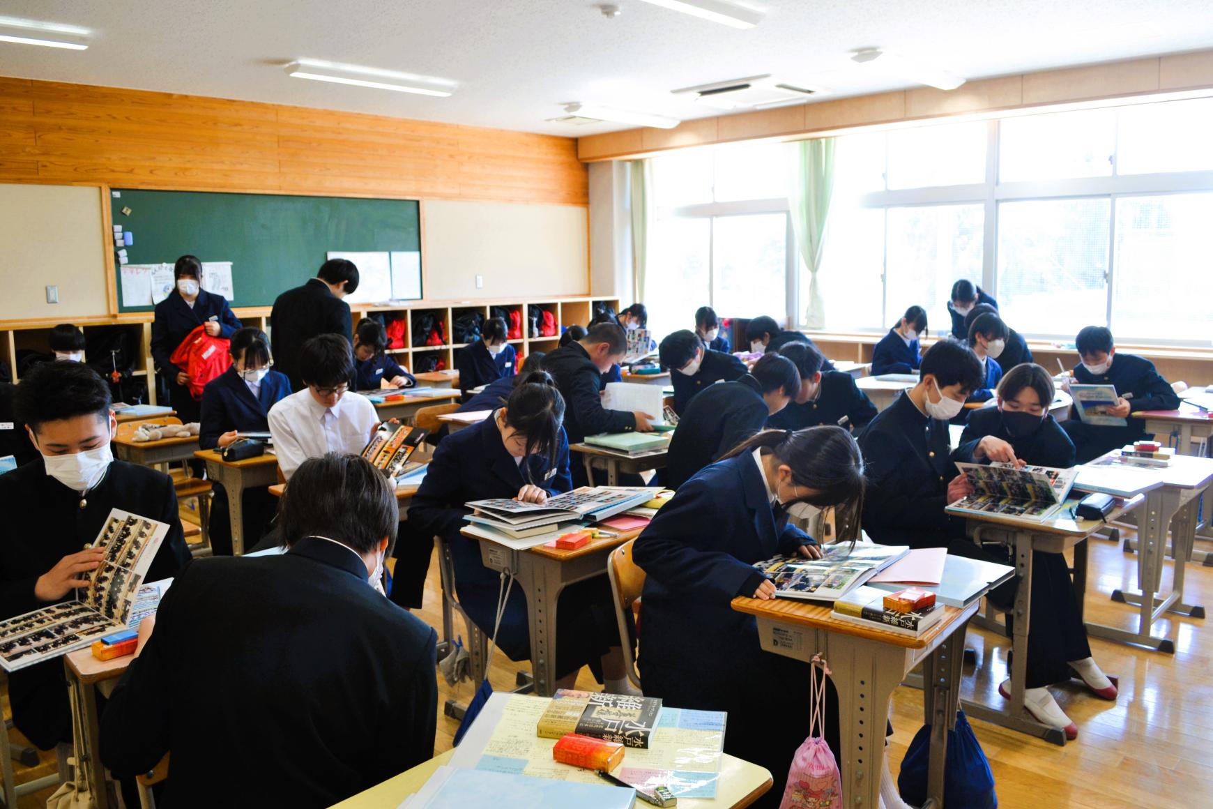 04 教室では卒業アルバムをみたり