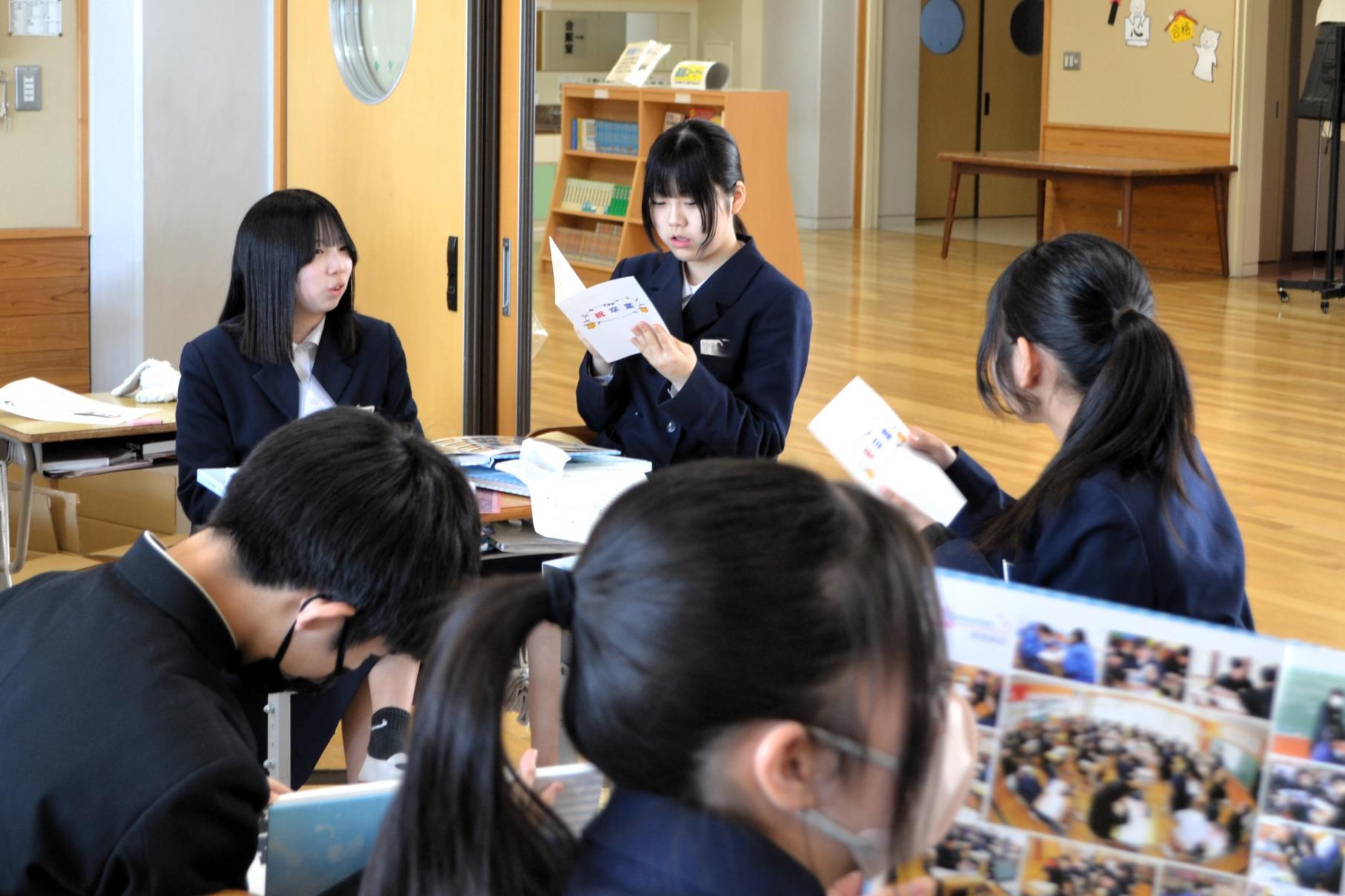 05 養護教諭制作の成長の記録を見たり