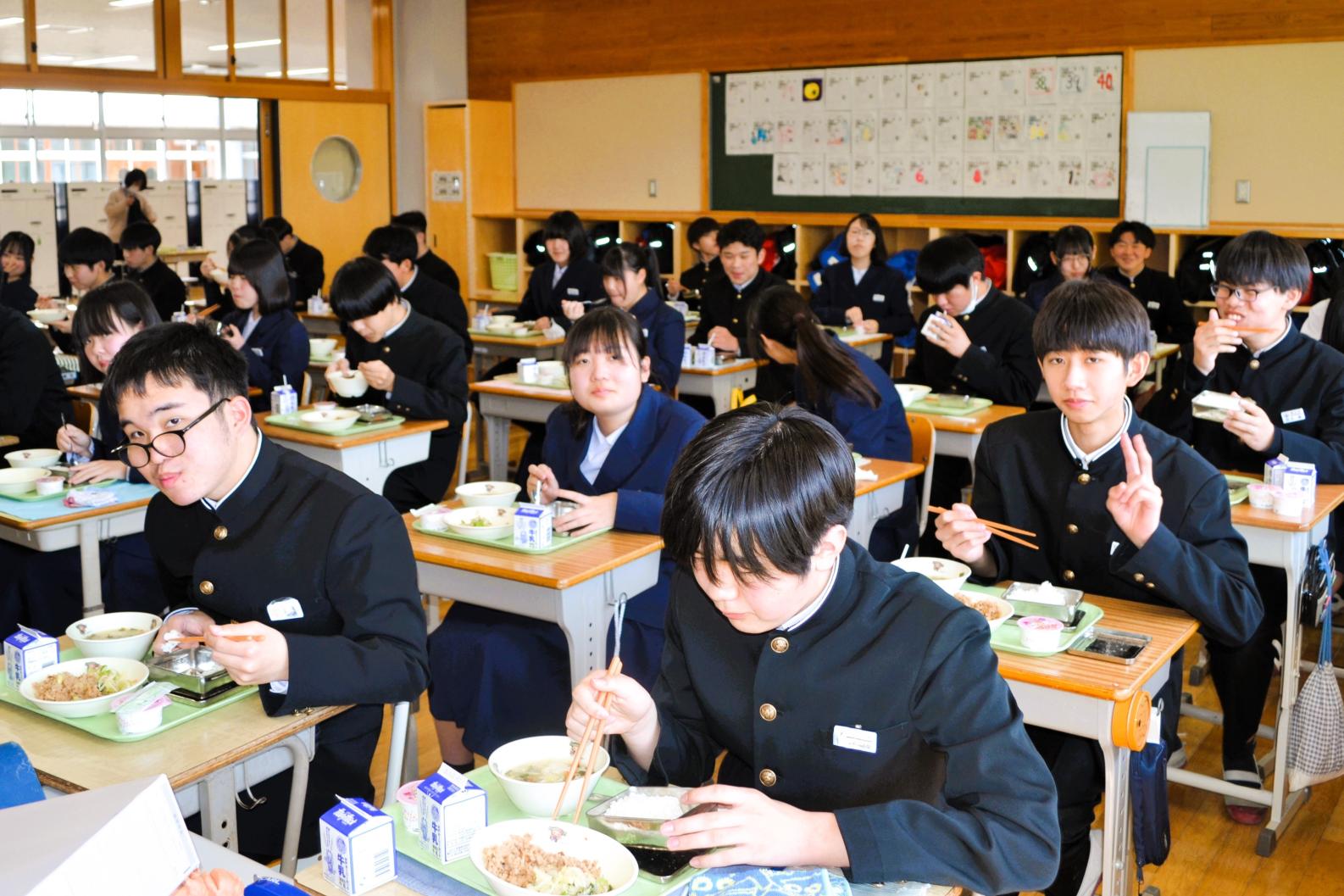 16 義務教育最後の給食です