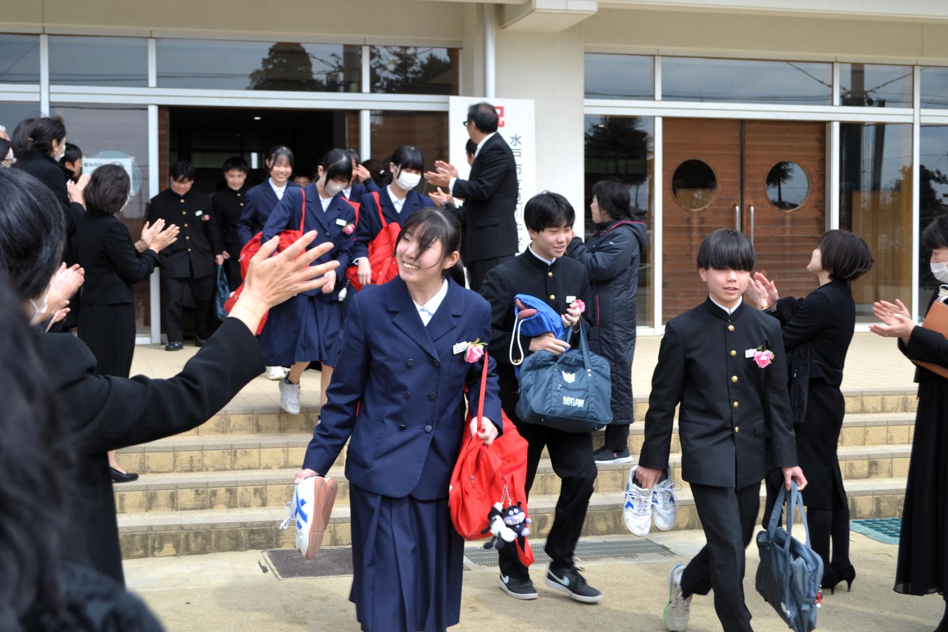 12 先生方が拍手で送ります