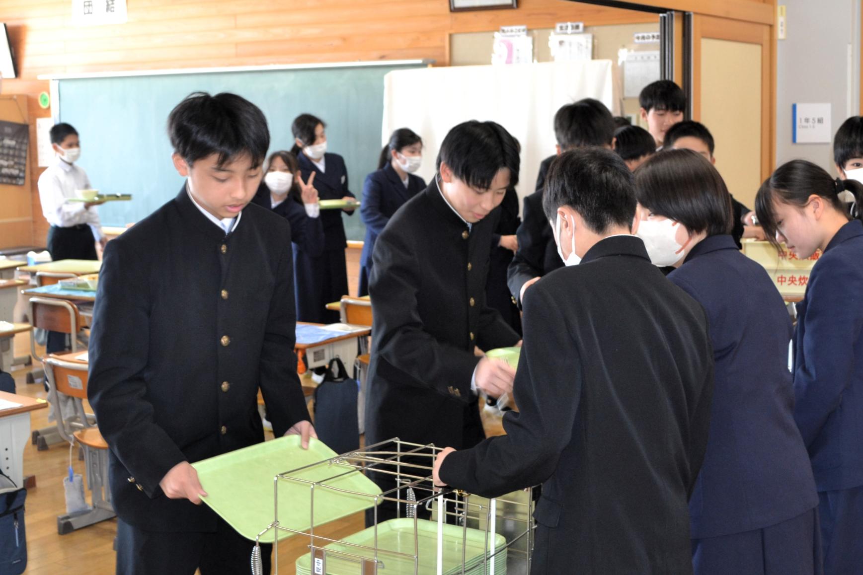 13 令和6年度最後の給食ごちそうさまでした 13 令和6年度最後の給食ごちそうさまでした