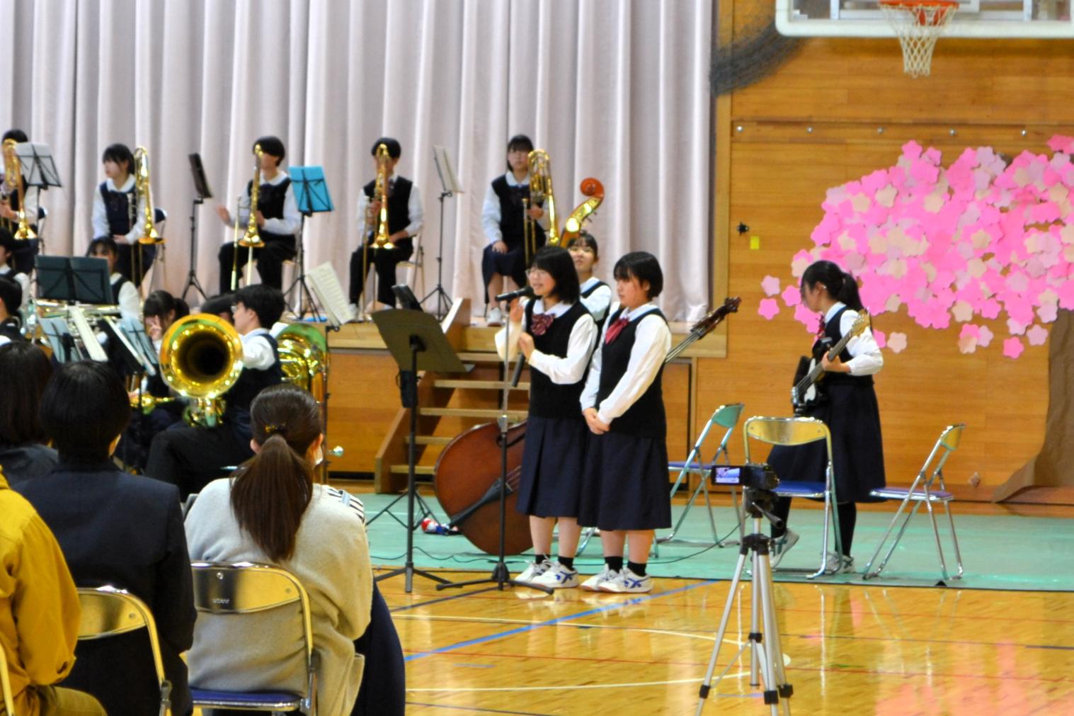 03 ２年生の司会でコンサートが進みます