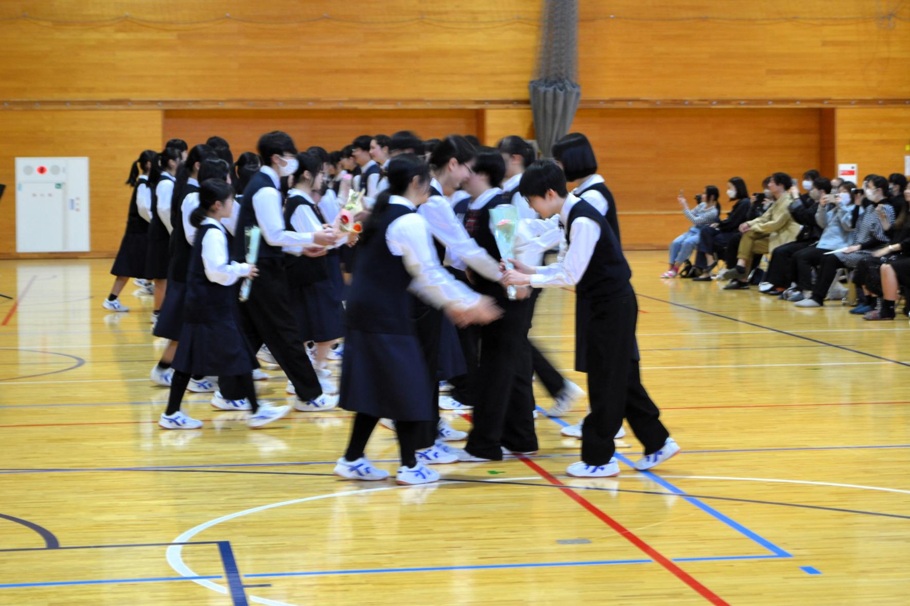 08 先輩方への花束贈呈
