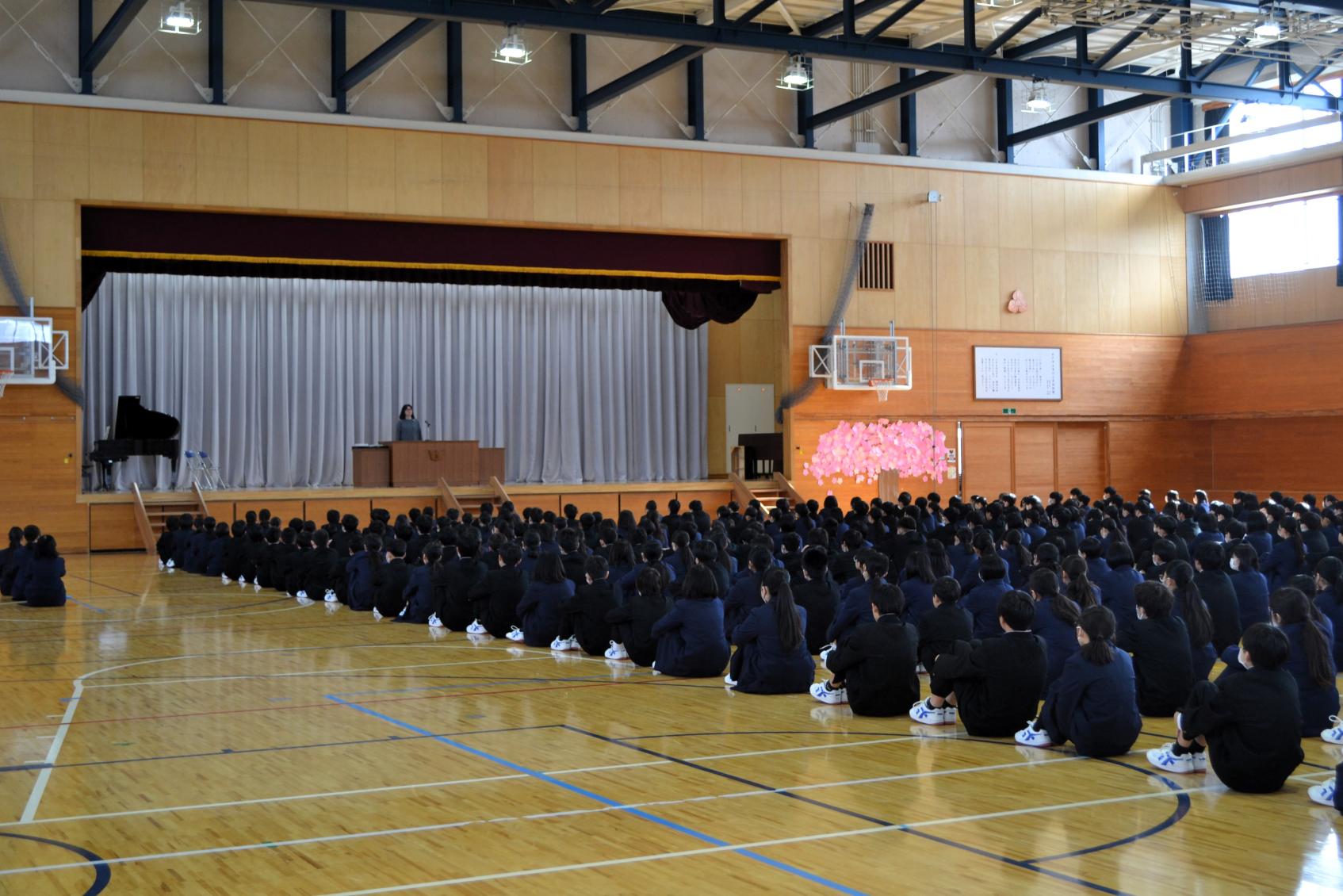 02 座って話を聞く姿も素晴らしいです