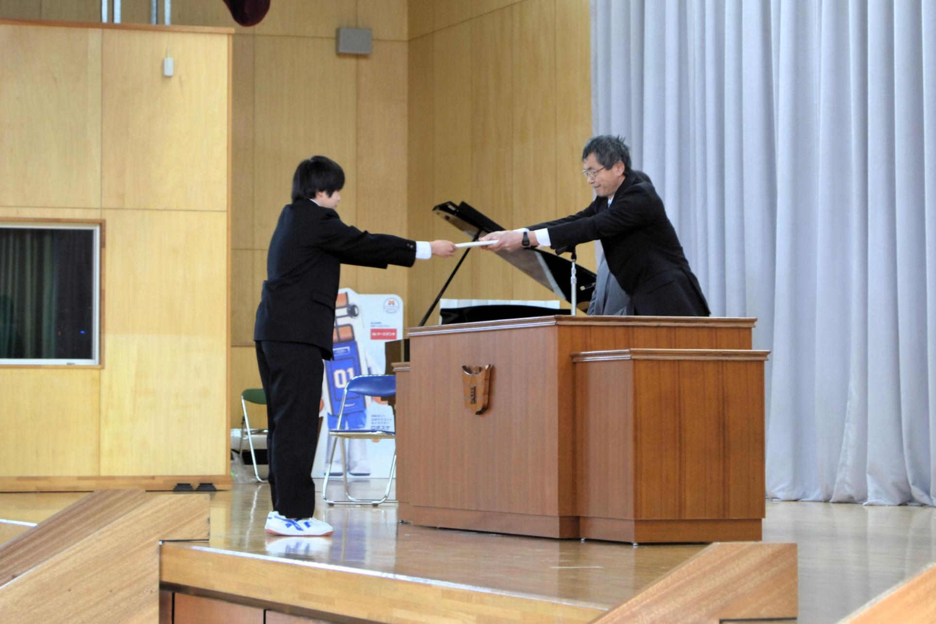 04 代表者に修了証を手渡します