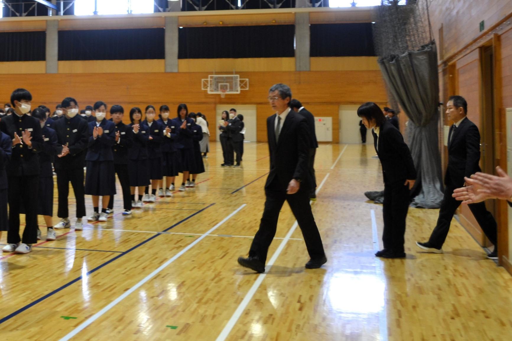 01 転退職される先生方の入場です