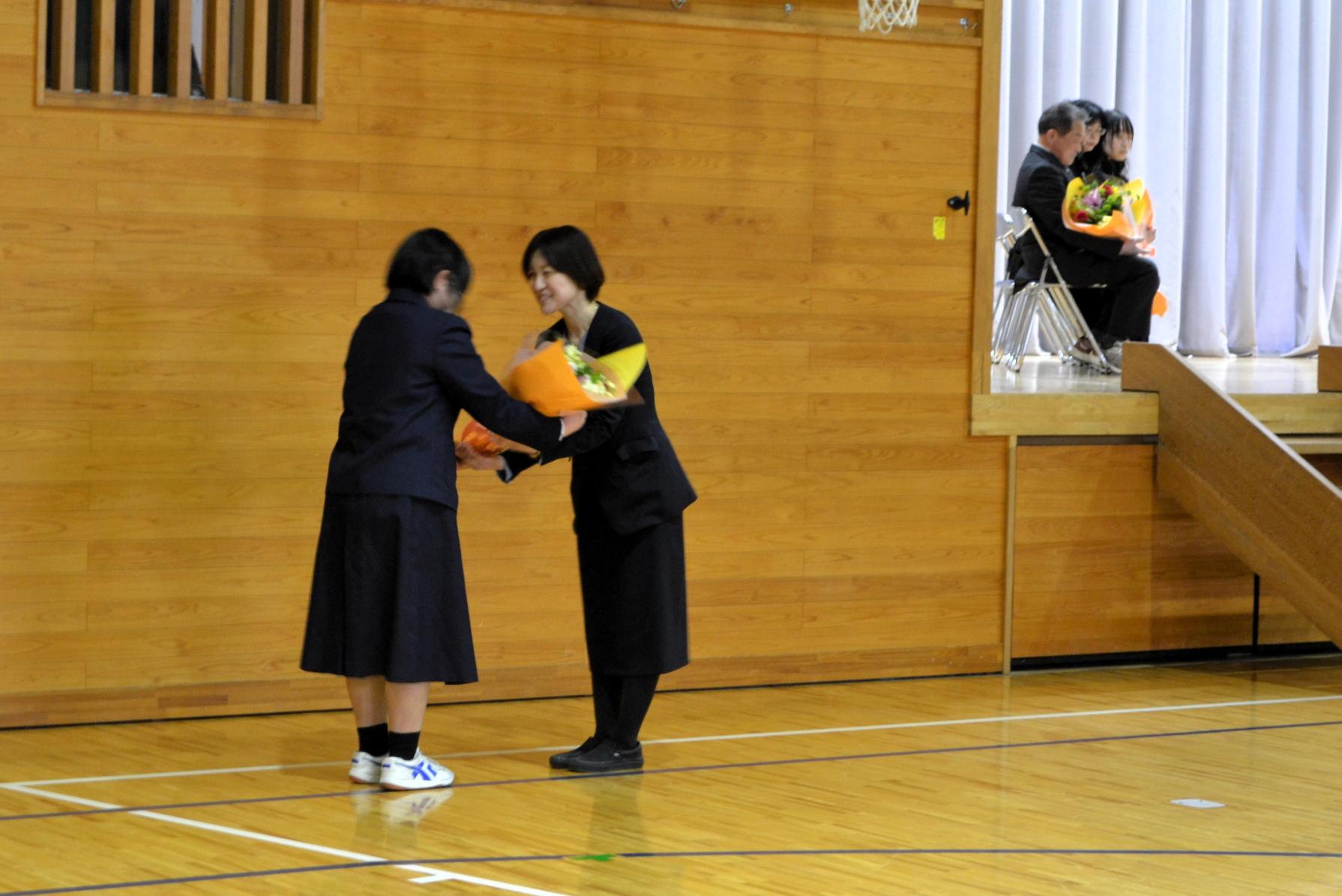 09 しばらく学校を離れる先生のご紹介もありました