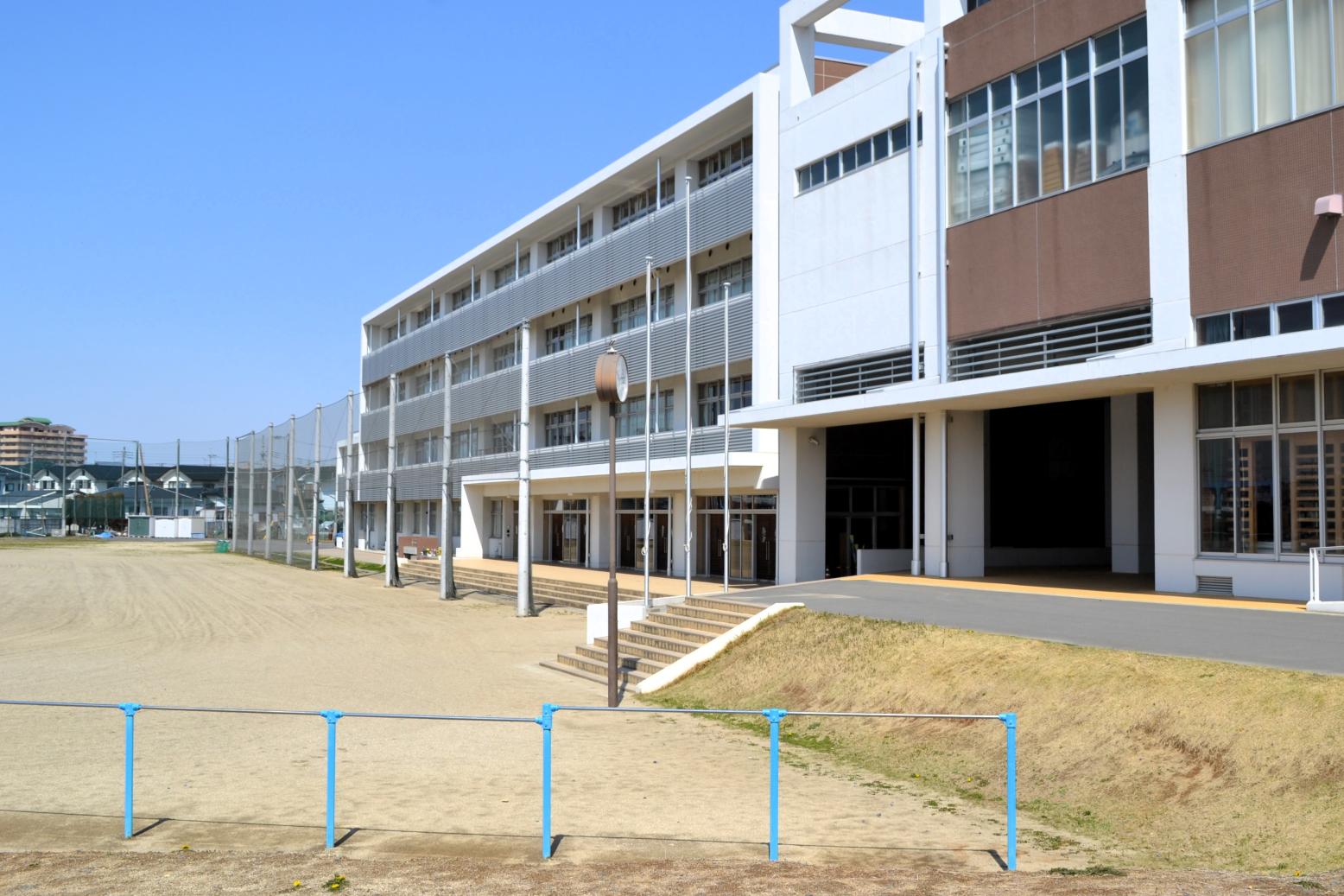 05 生徒たちの登校を待っています! 05 生徒たちの登校を待っています!