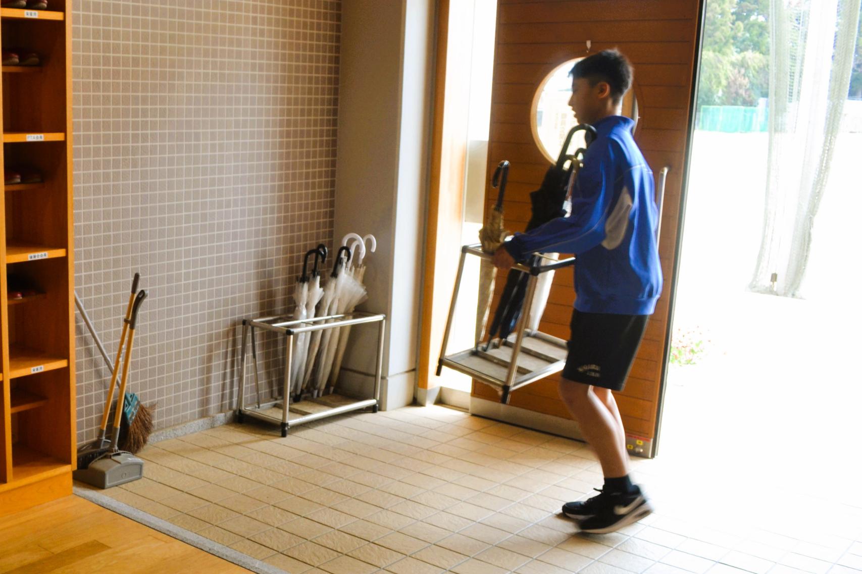 03 カサ立ての後ろなど見えないところまで！