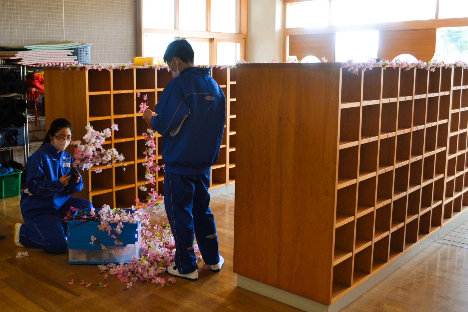04 桜の花で飾りつけする生徒会役員たち
