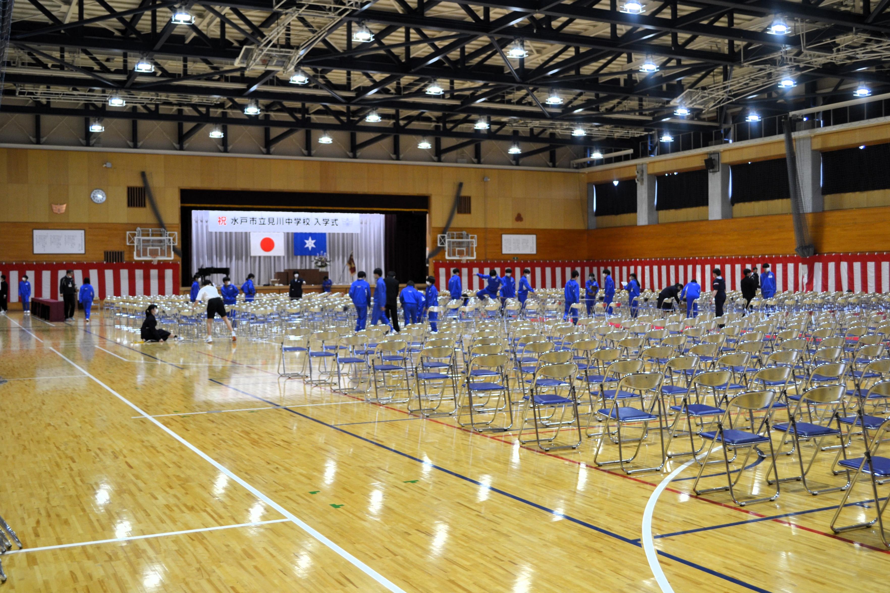 09 着々と会場準備をする３年生