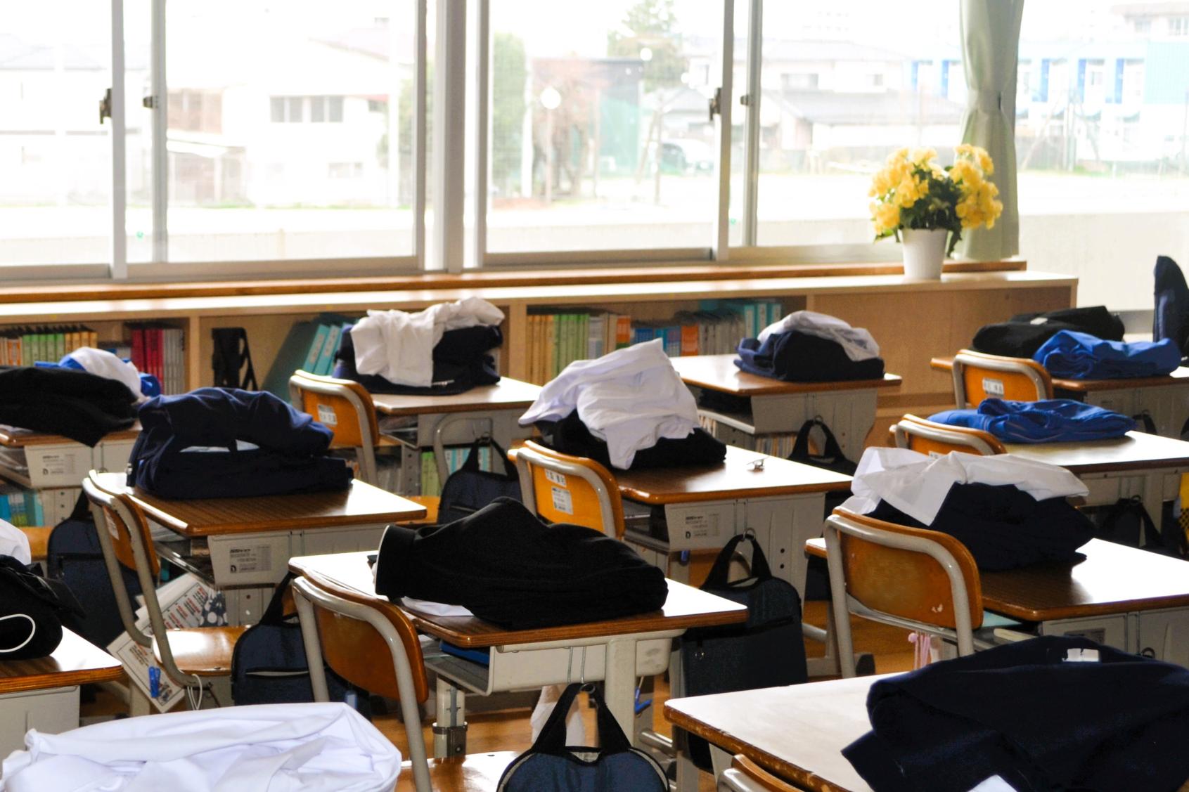 05 3年生の教室、衣服がきちんとたたまれていました 05 3年生の教室、衣服がきちんとたたまれていました