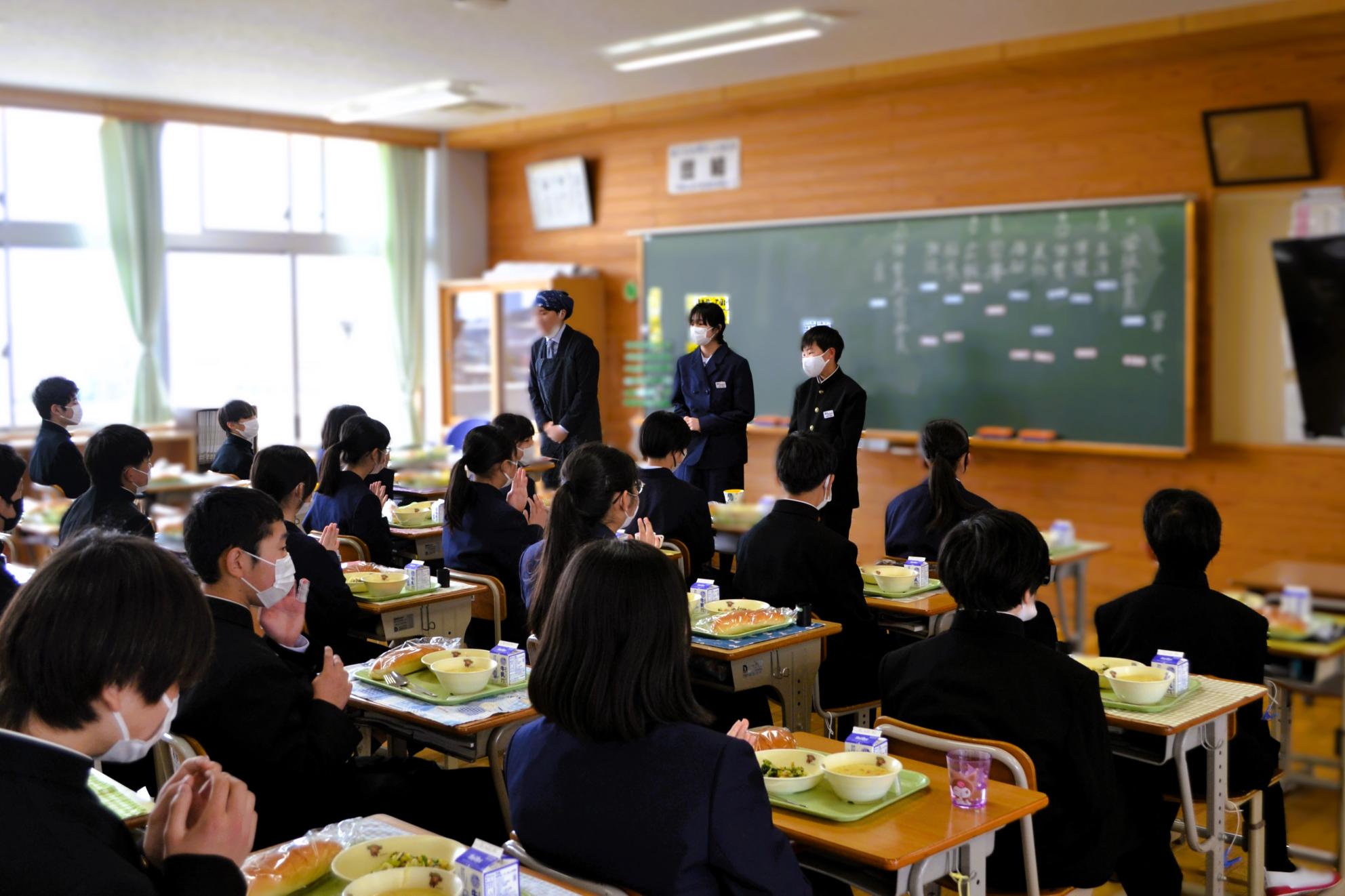 02 給食係の号令で「いただきます」