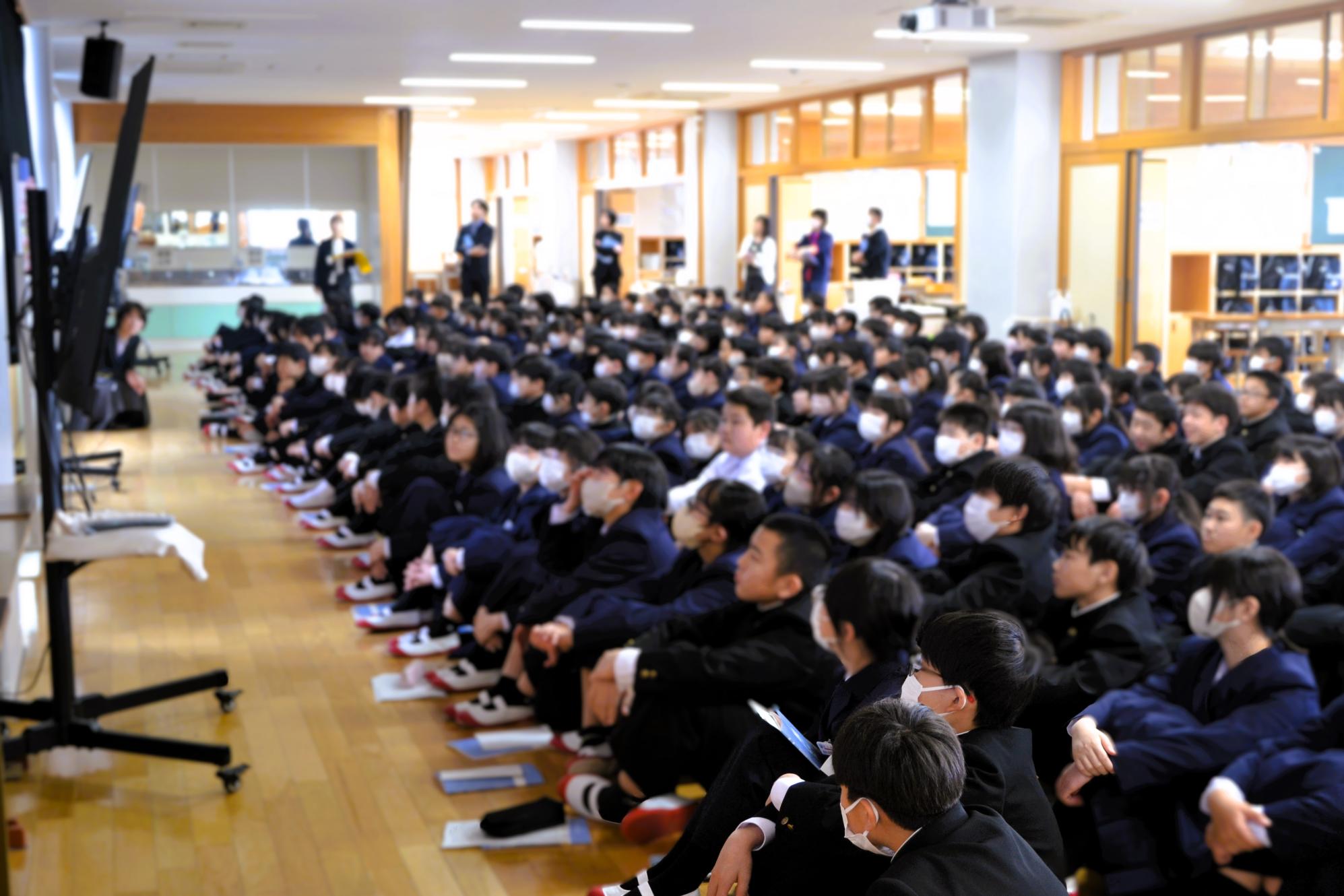 03 みんな真剣な表情で見ていました 03 みんな真剣な表情で見ていました