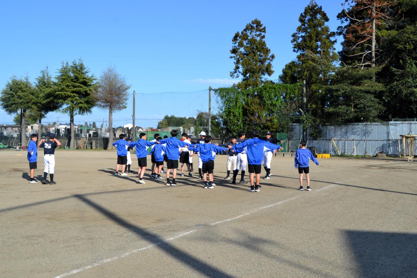 01 野球部では一緒にウォーミングアップ