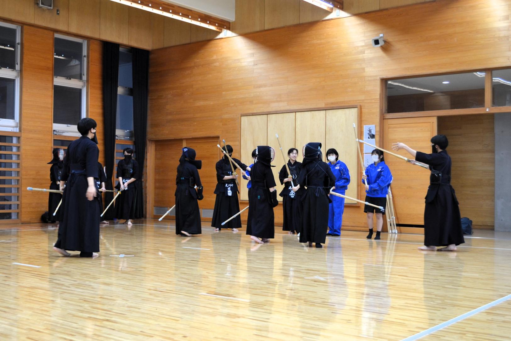 02 剣道部では竹刀を使って