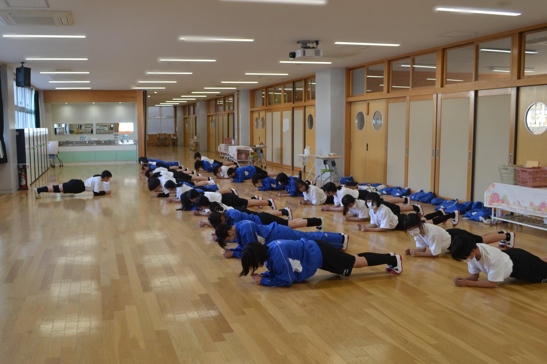 08 バレーボール部では筋肉トレーニングをしていました 08 バレーボール部では筋肉トレーニングをしていました