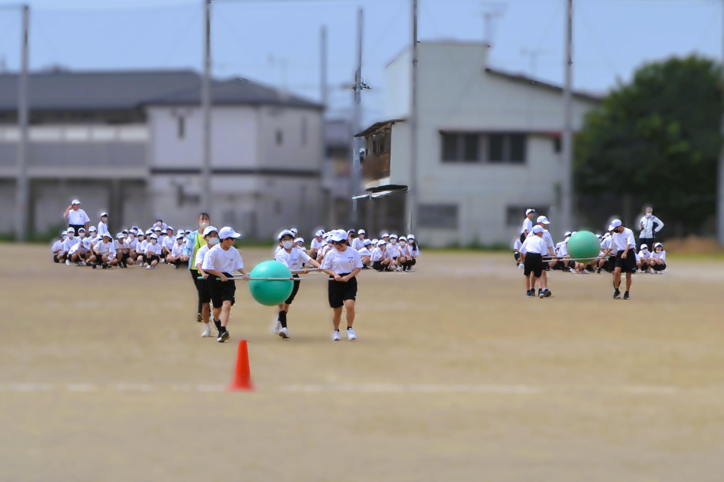 03 四人組でボールを運びます
