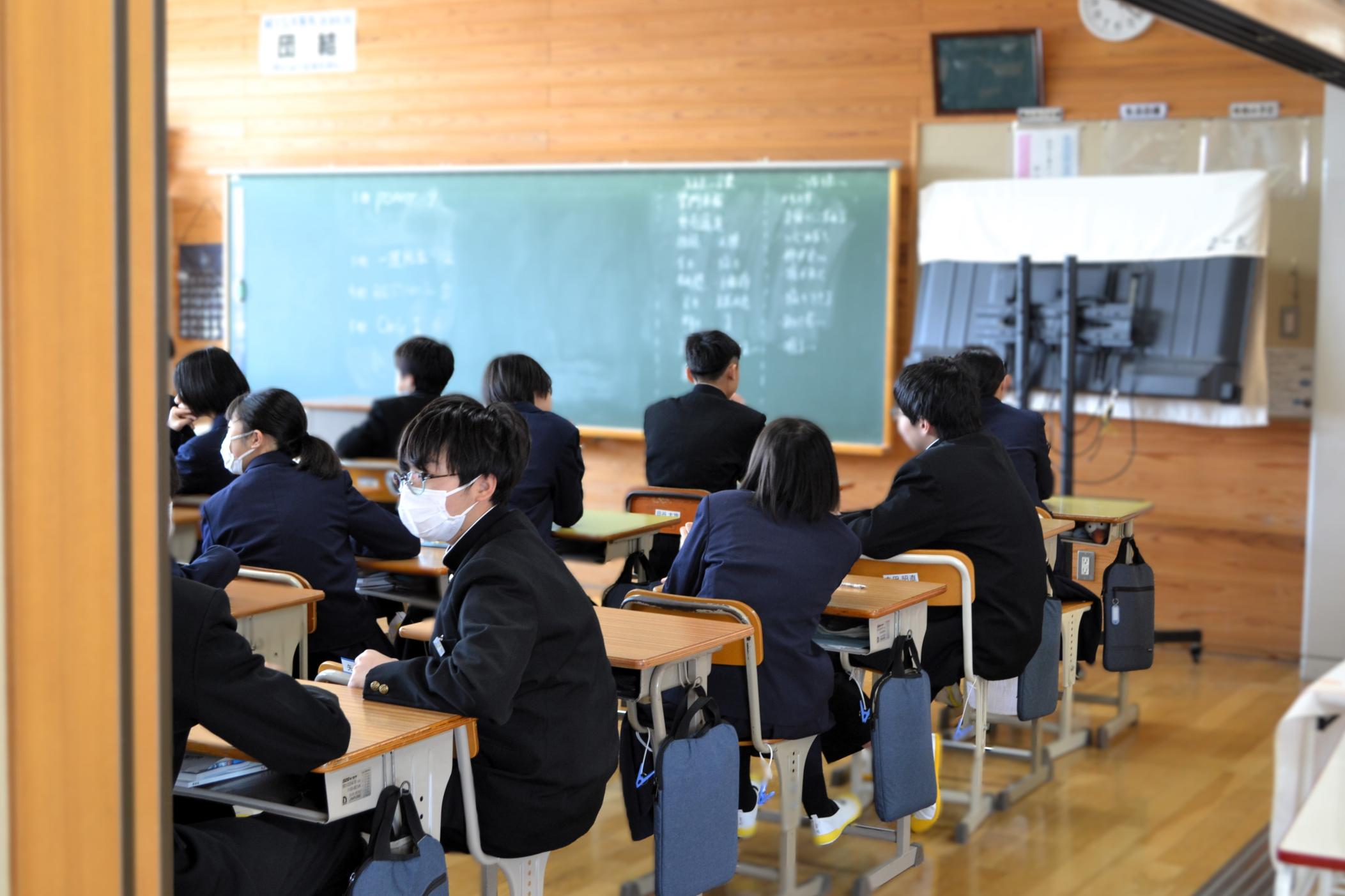 02 近くの席の友達と相談します