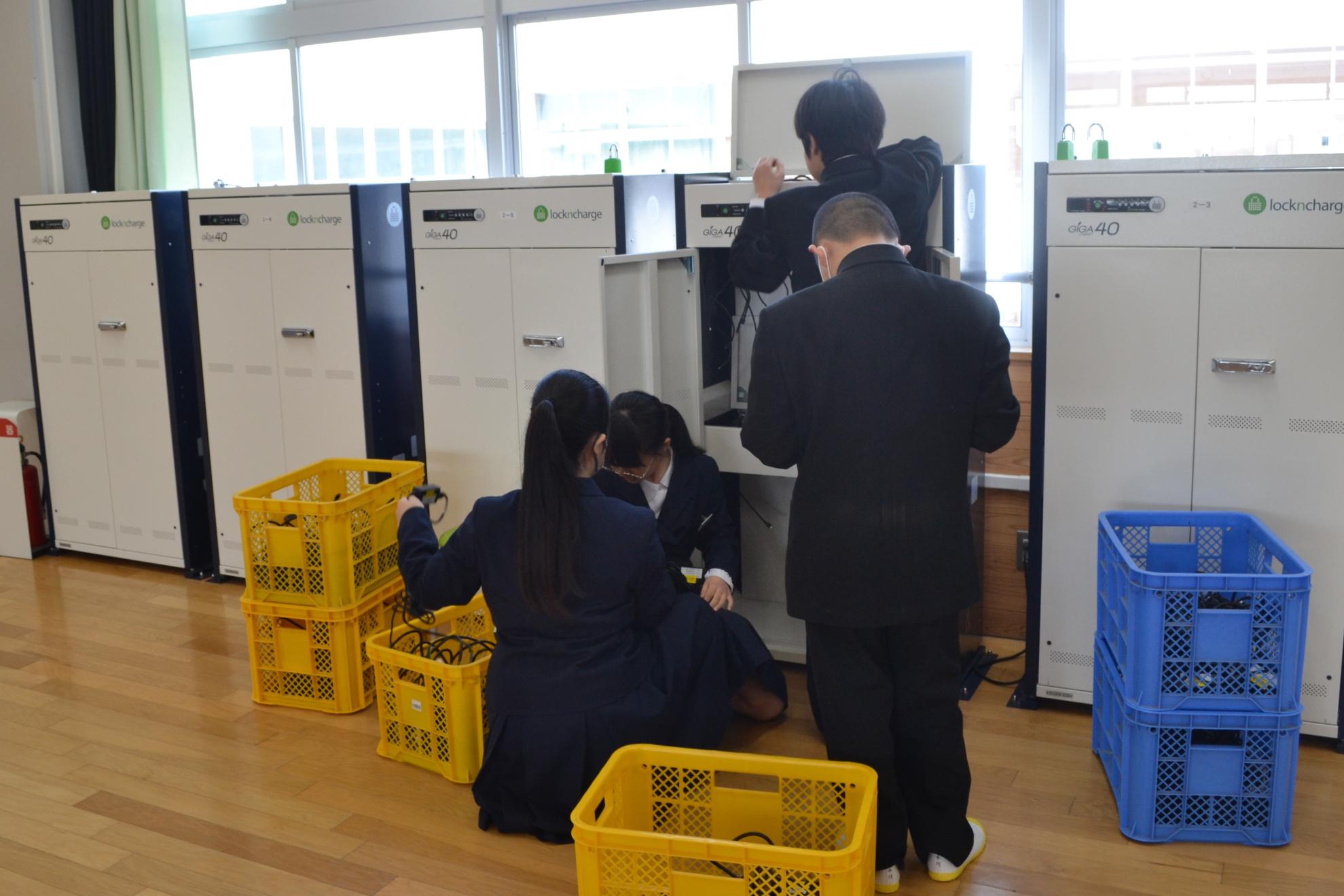 04 タブレット端末の入れ替えをしてくれています