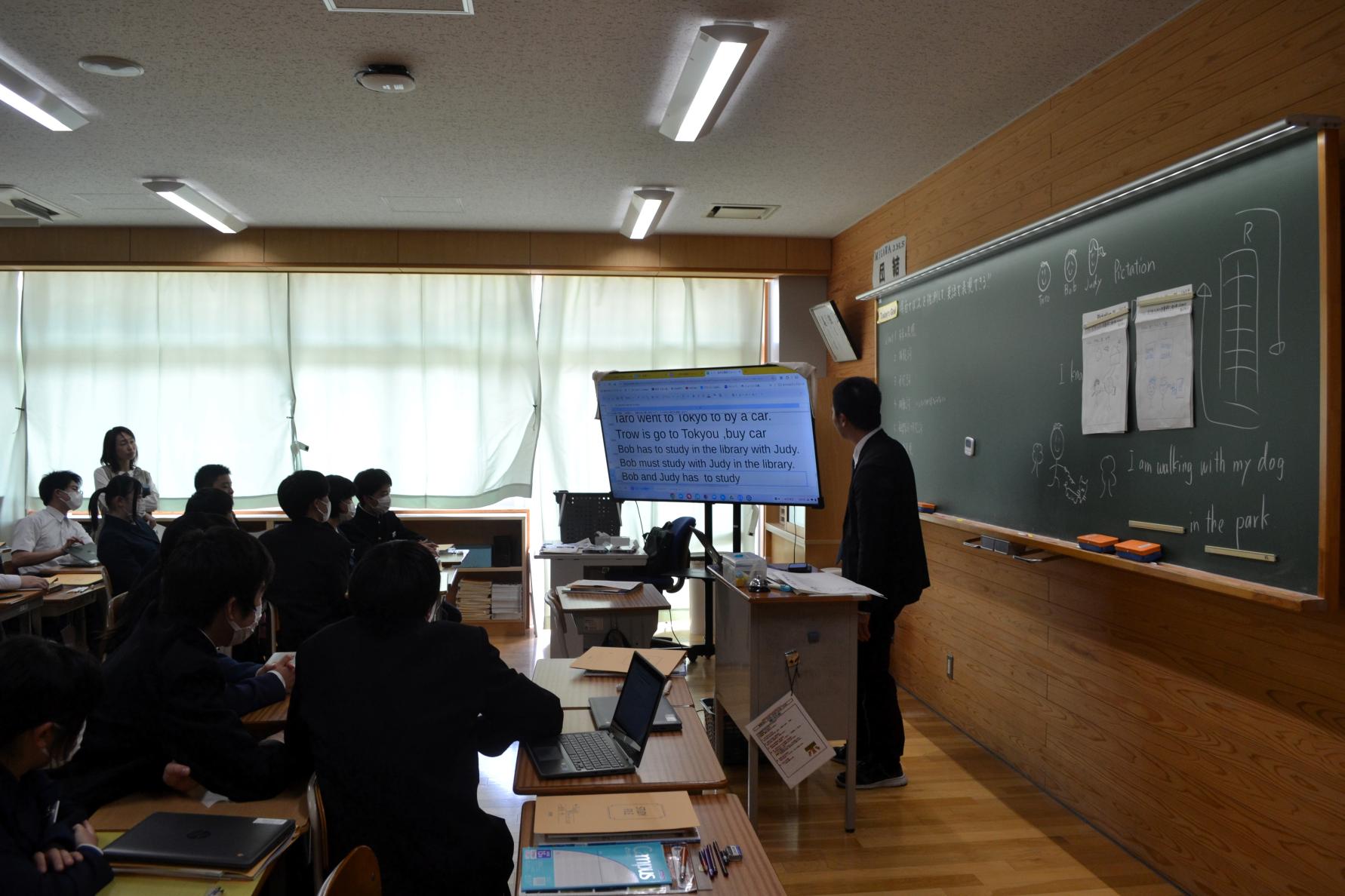 06 みんなでモニターを確認しながら正しい英作文の添削をします