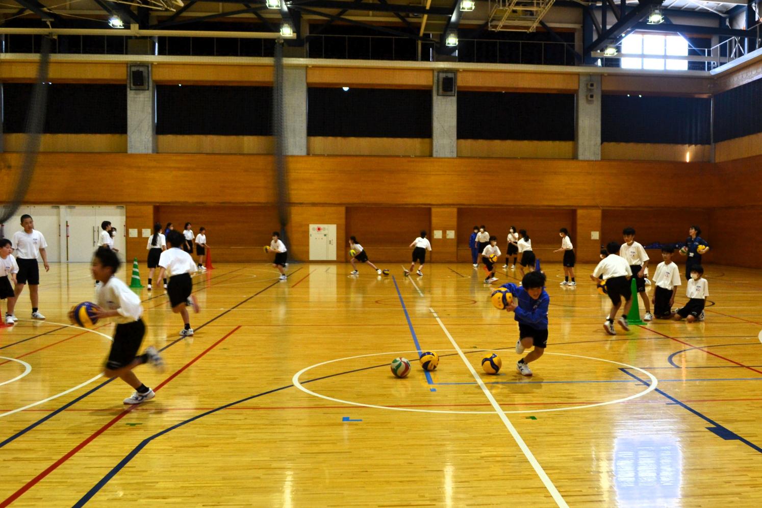 08 体育館で体つくりの運動をする１年生