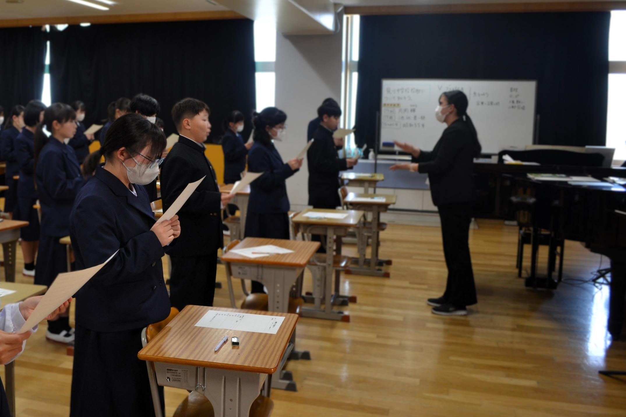 09 校歌の練習をする1年生 09 校歌の練習をする1年生