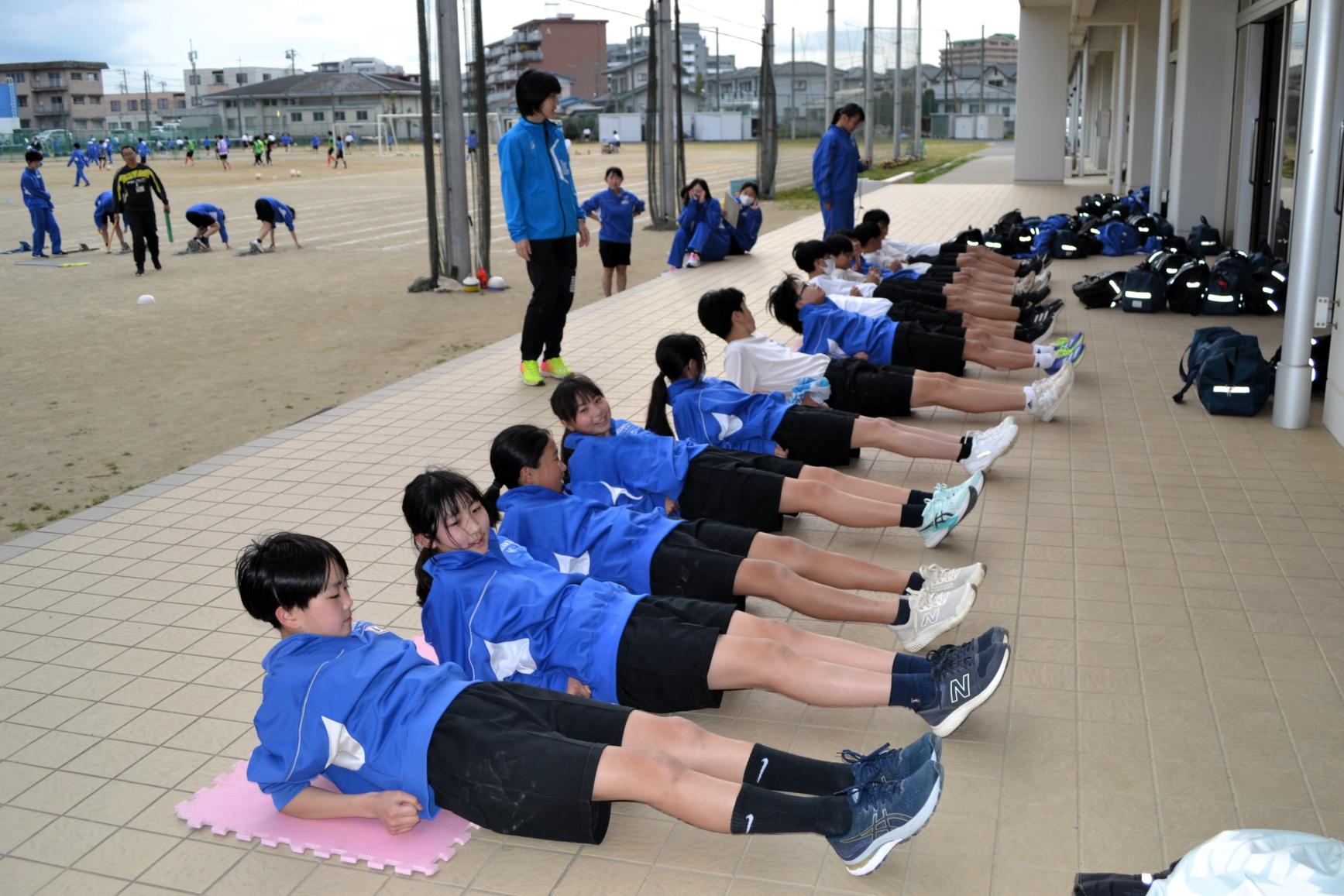 04 陸上部は筋トレも頑張っていました