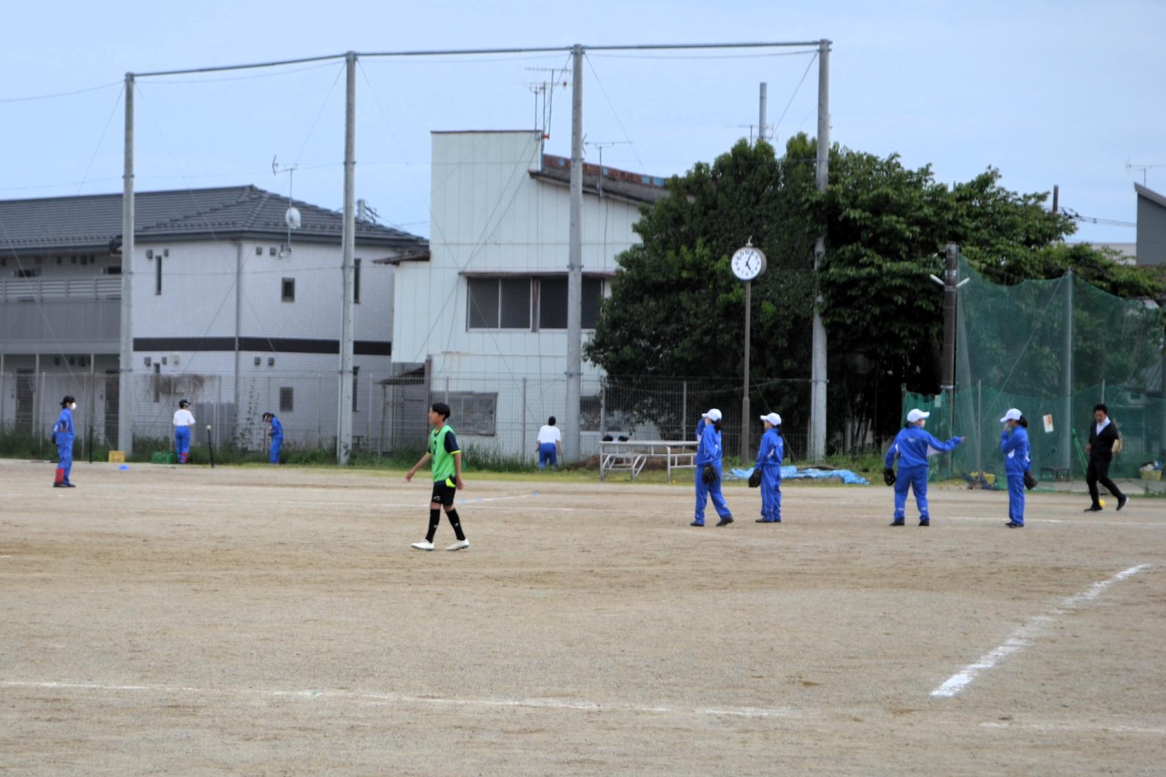 05 ソフトボール部は３年生が１年生に教える姿が