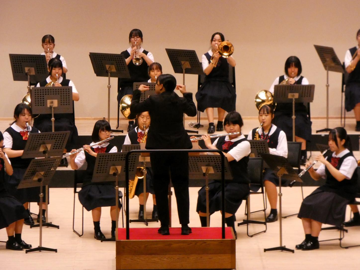 03 指揮者のもと、心ひとつに演奏します