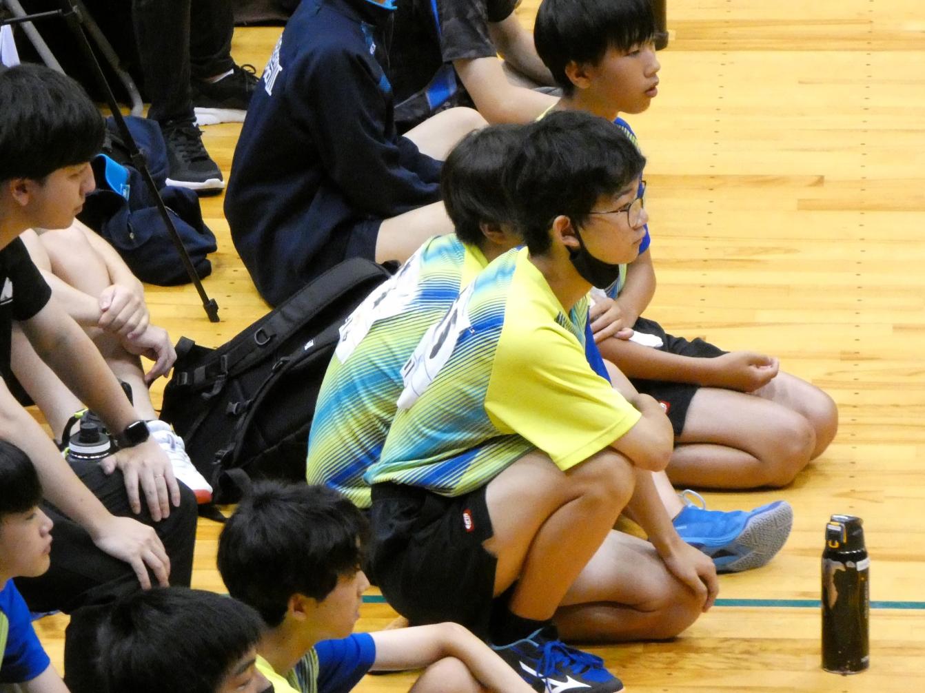 03 チームメイトも試合のゆくえを見守ります