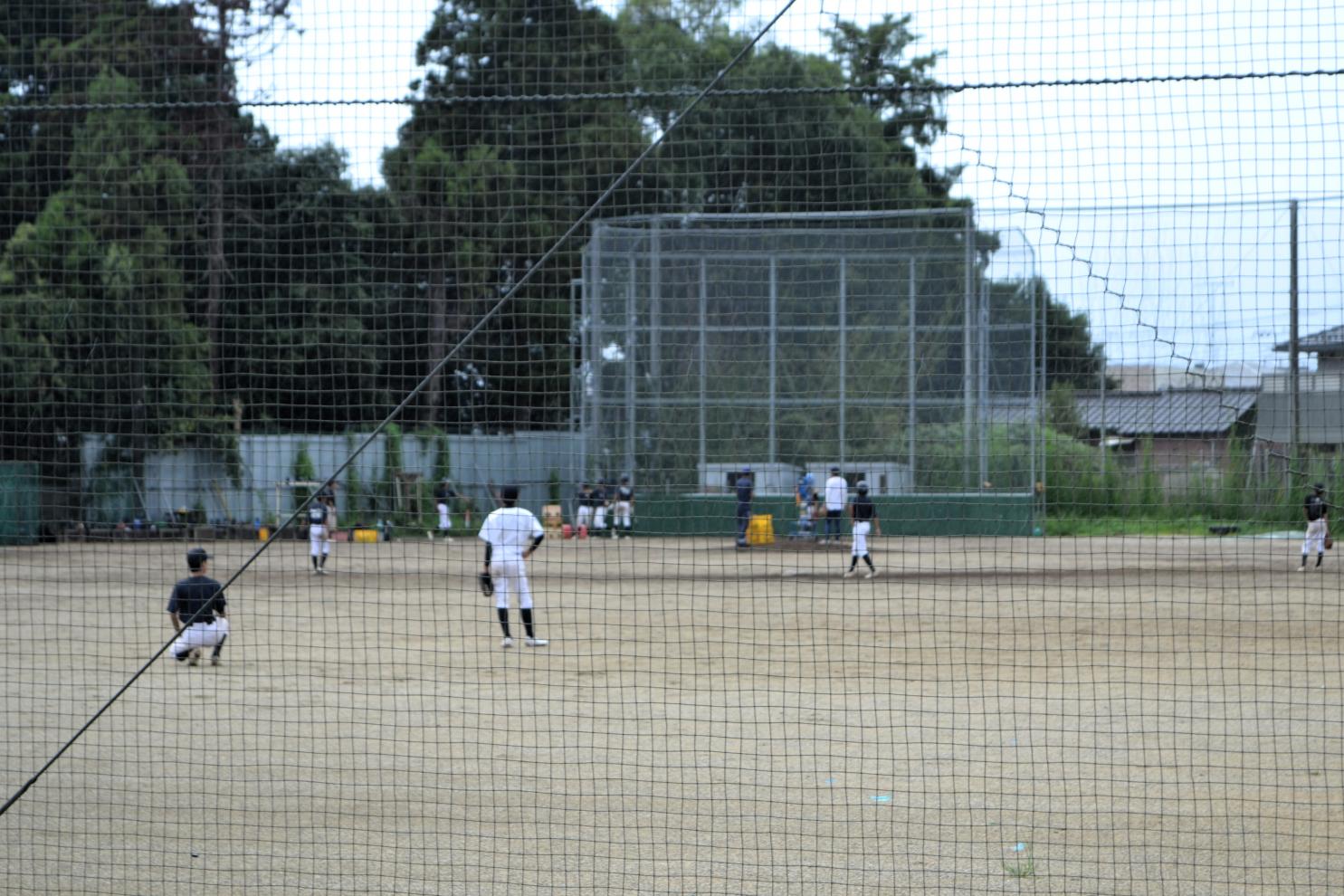 05 校庭では野球部が練習を頑張っていました 05 校庭では野球部が練習を頑張っていました