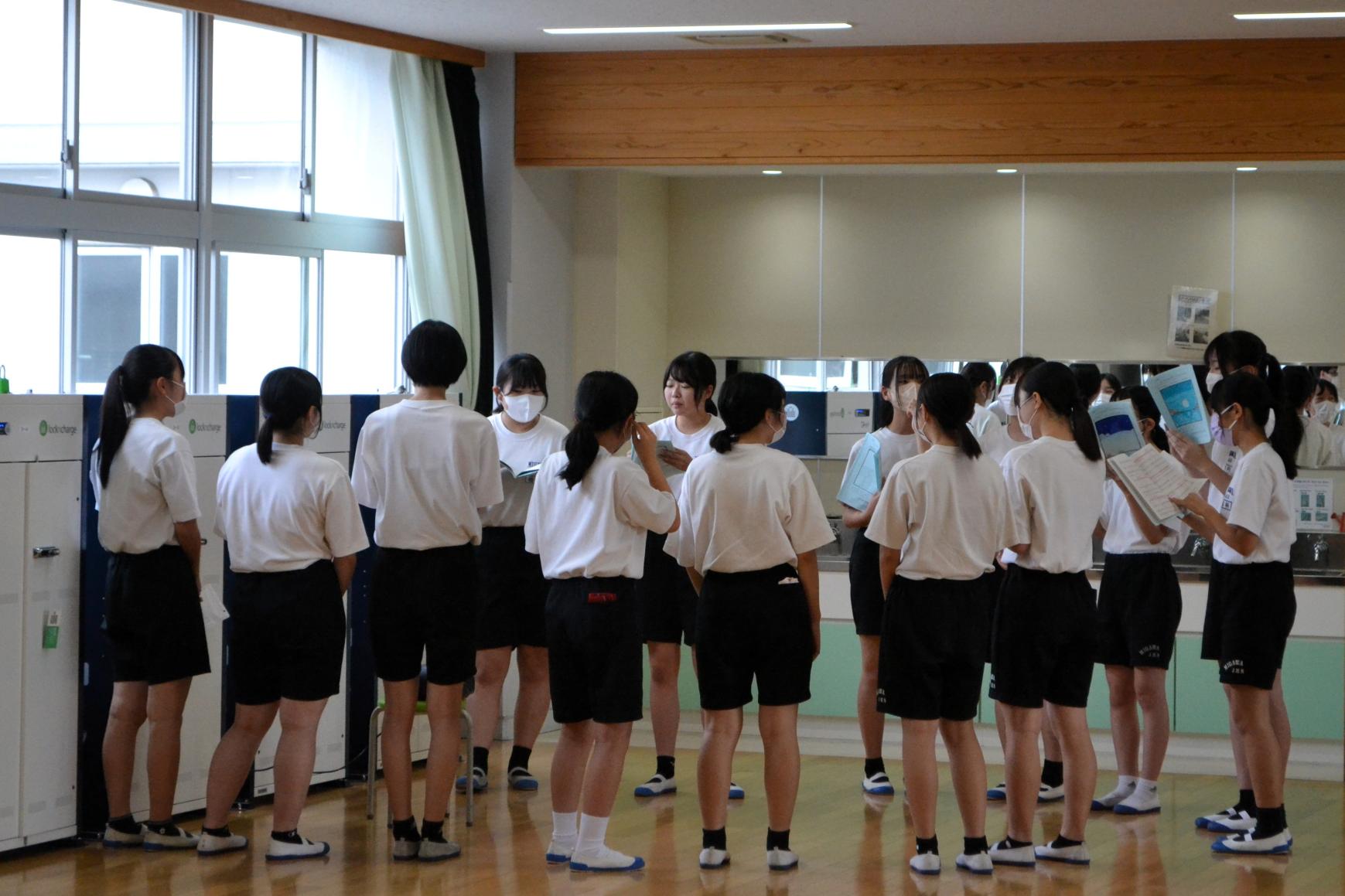 04 輪になって声を合わせて