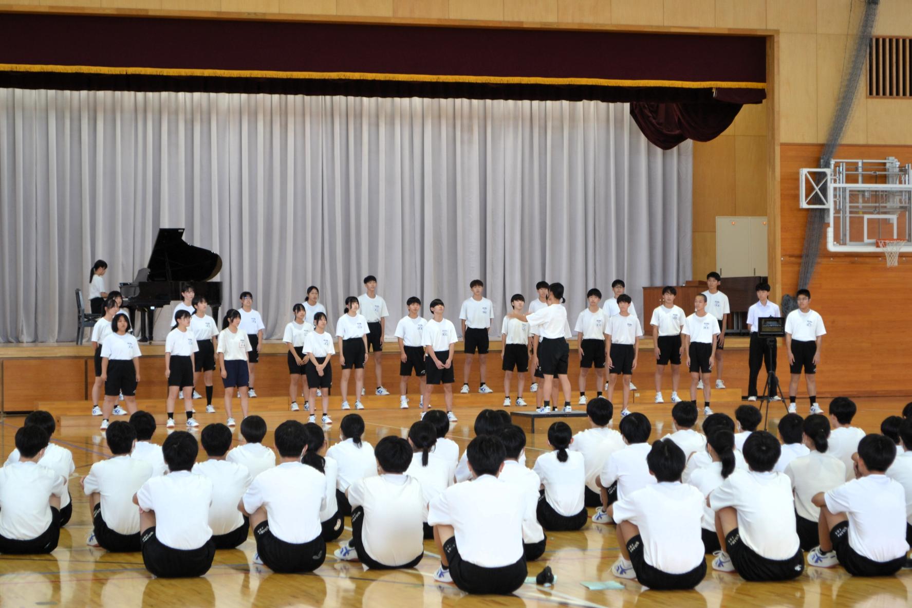 03 堂々とした歌唱の姿