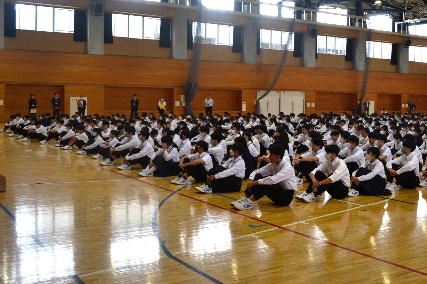 03 みんなよい姿勢で聞いています