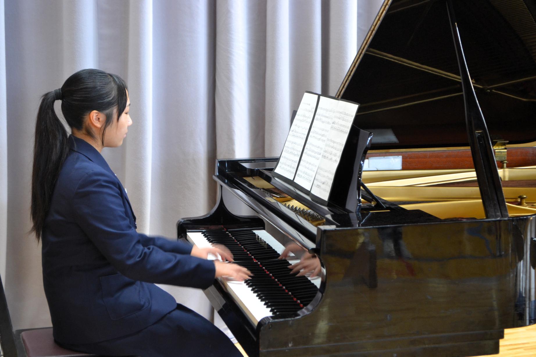 07 校歌伴奏は2年生生徒が務めました 07 校歌伴奏は2年生生徒が務めました