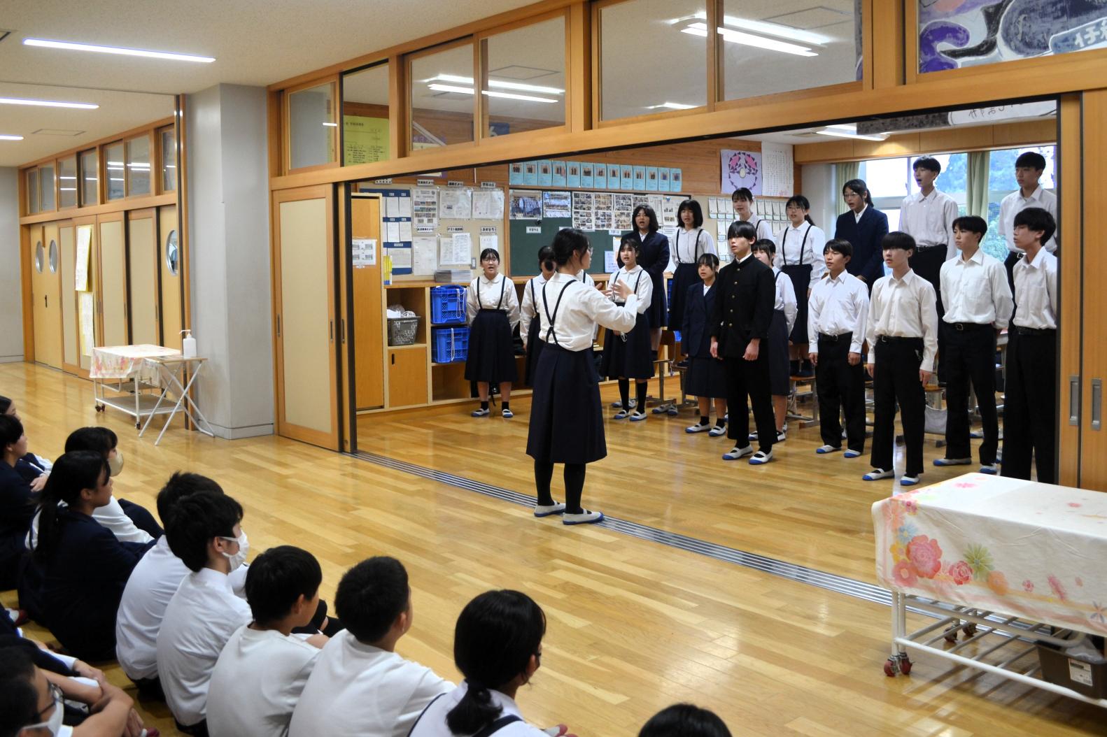 04 最後にもう一度3年生の歌声を聴かせてもらいました 04 最後にもう一度3年生の歌声を聴かせてもらいました