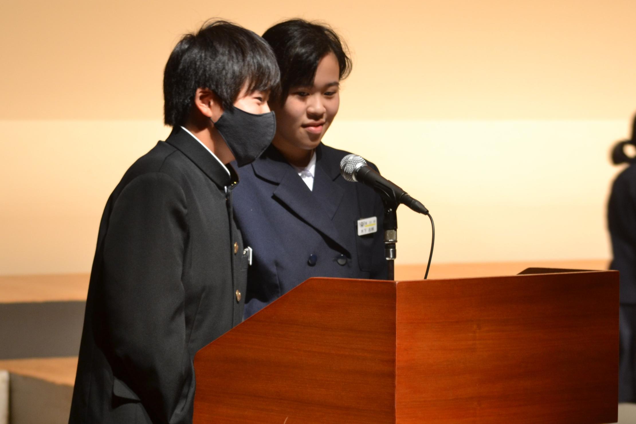 33 閉会式の司会進行をしてくれました