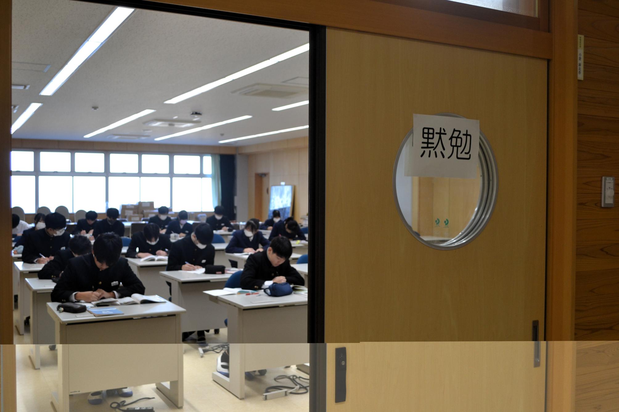 01 自習室から静かな熱気が発せられていました