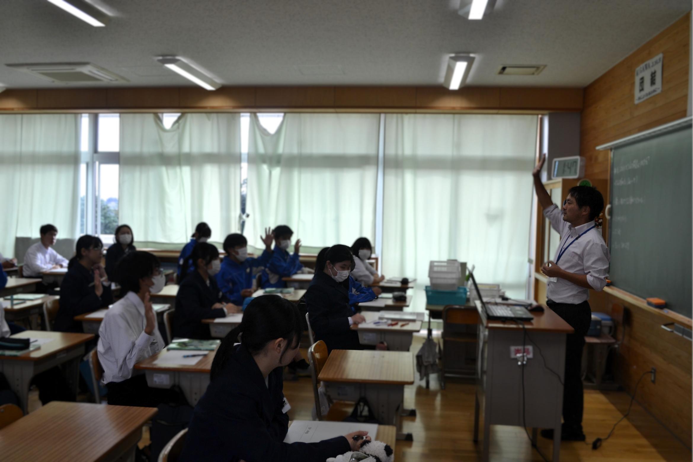 02 挙手で自分の考えを表現します