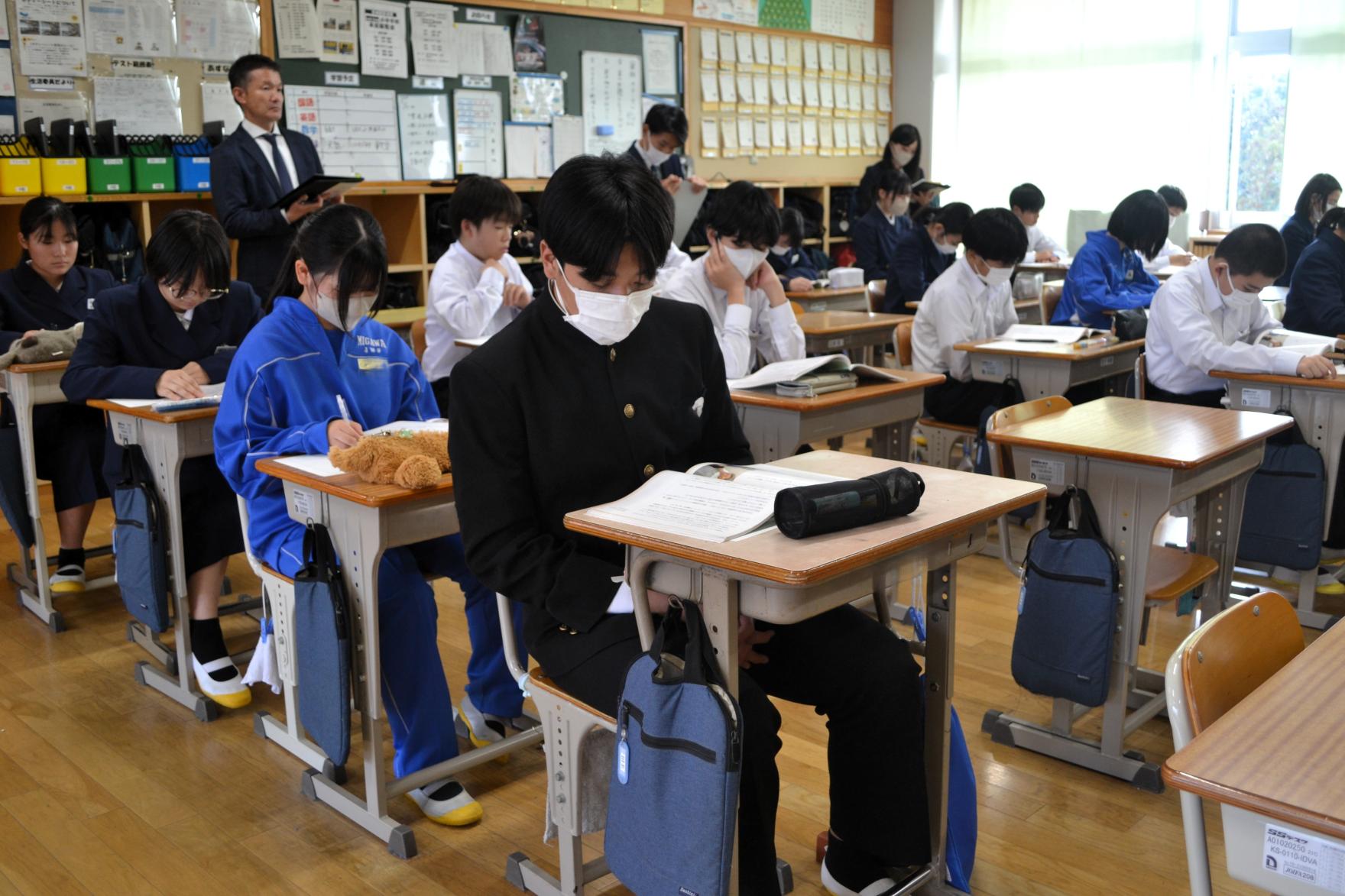 04 静かに考えながら耳を傾けています
